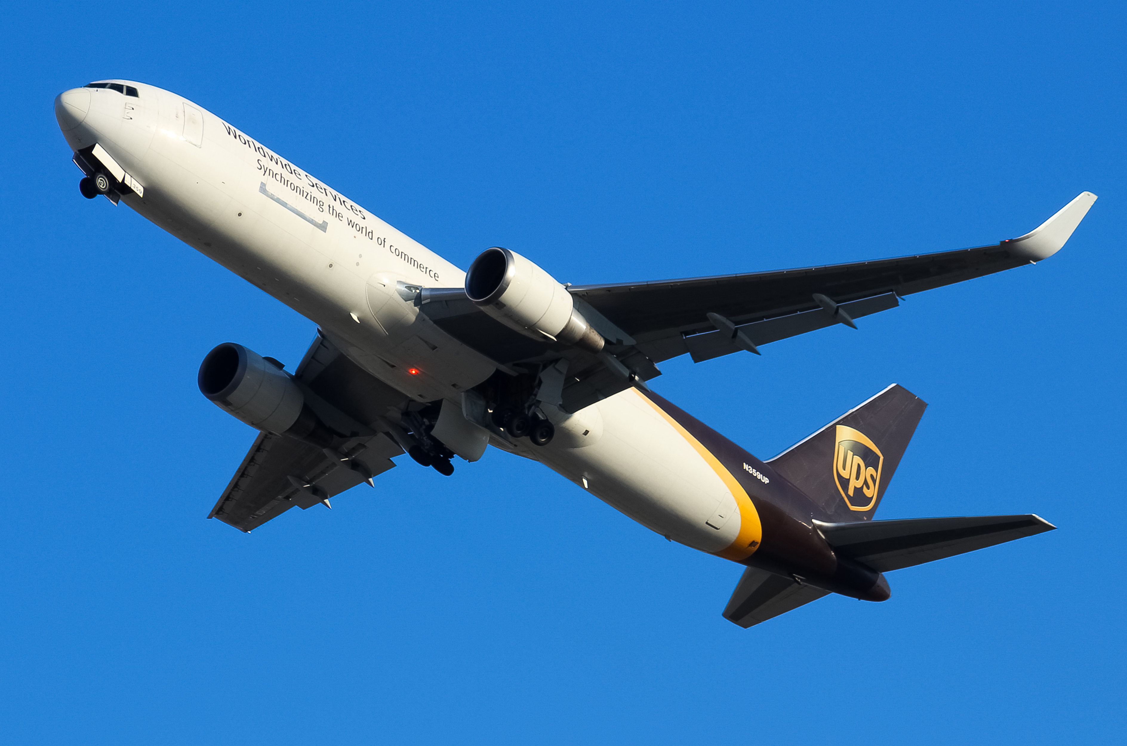 Full size: United Parcel Service Boeing 767-300F N359UP at Louisville Muhammad Ali International Airport