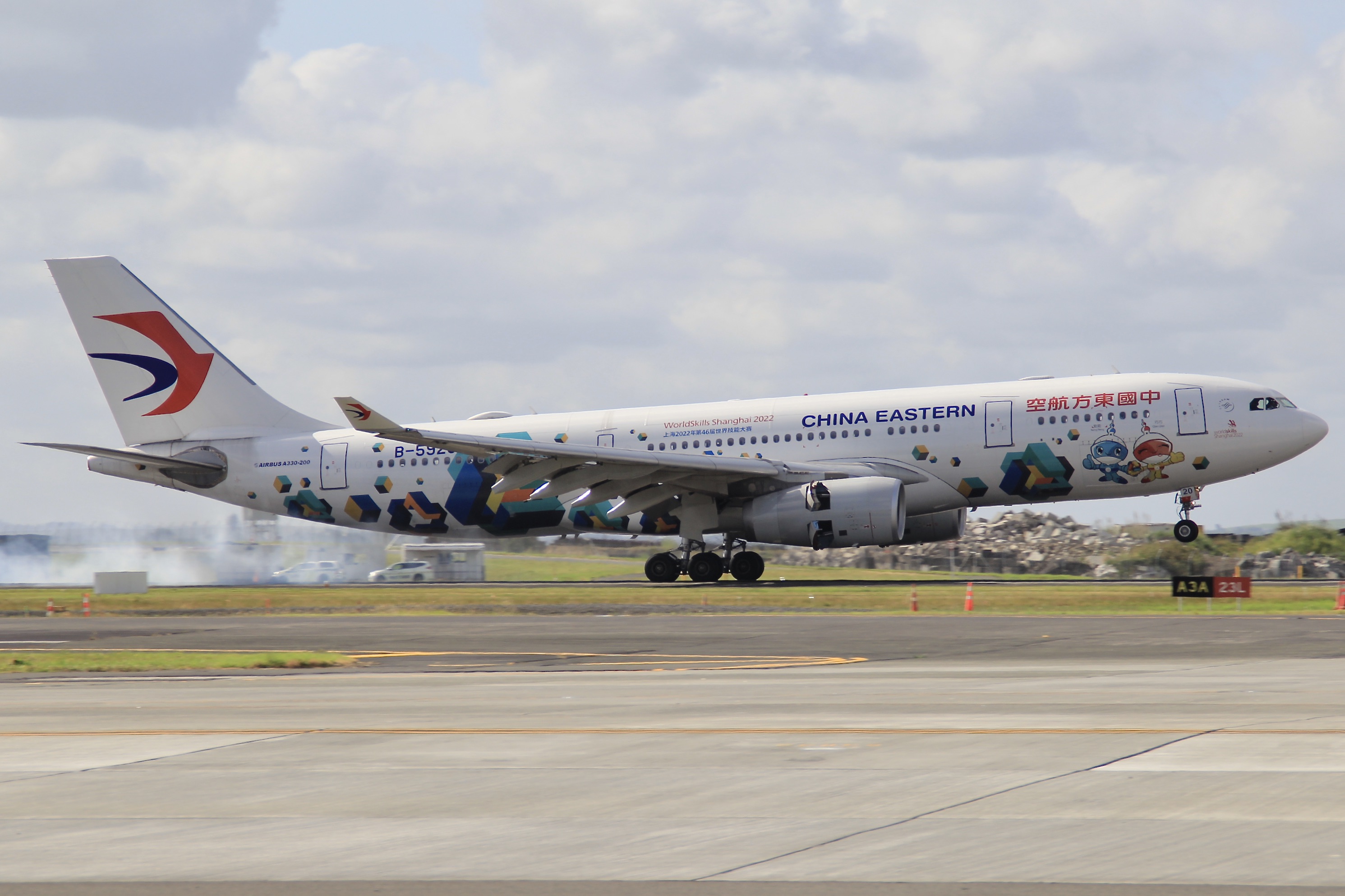 Full size: China Eastern Airlines Airbus A330-200 B-5920 at Auckland International Airport