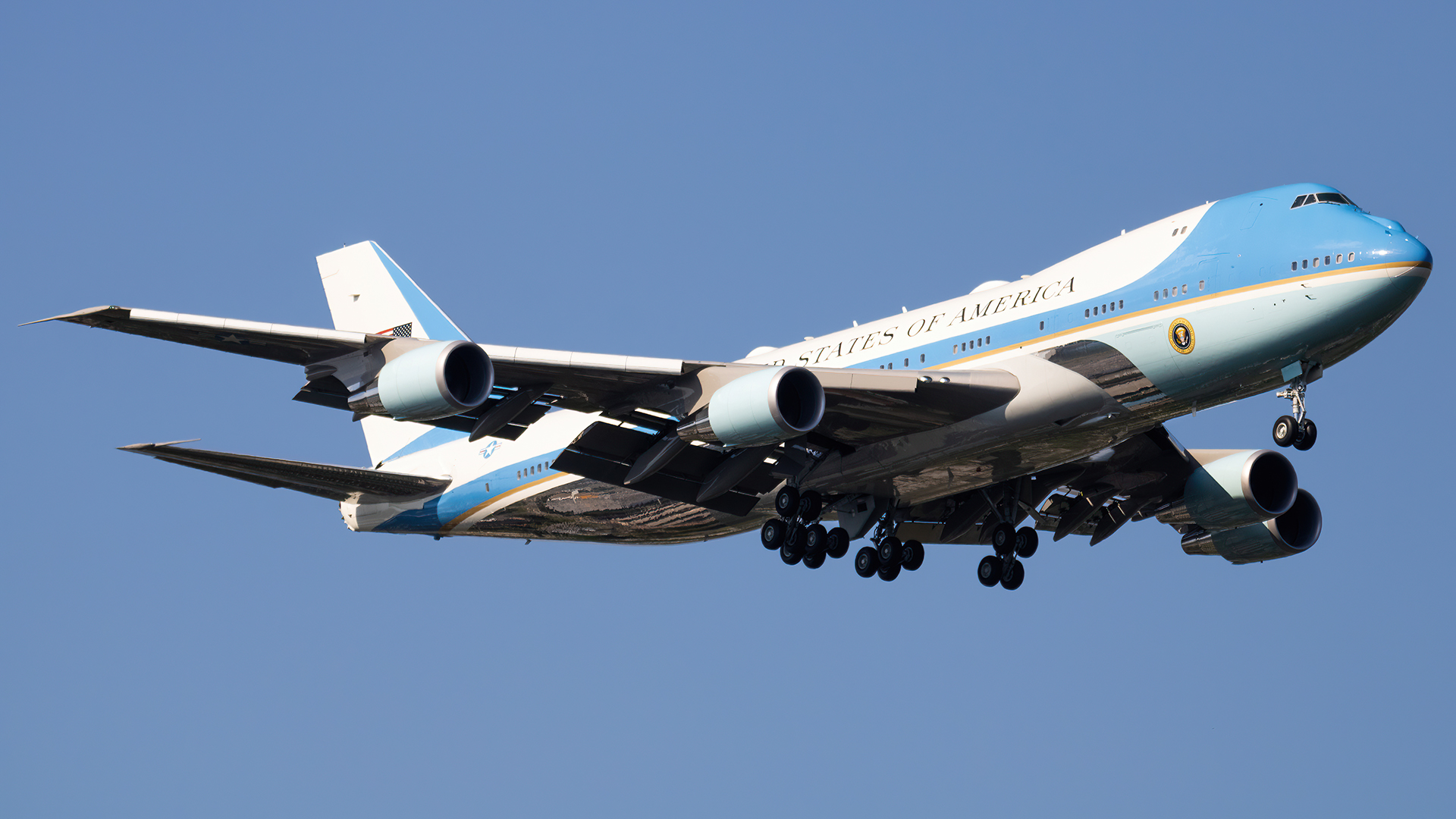 Full size: USAF - United States Air Force Boeing VC-25A 82-8000 at Joint Base Andrews