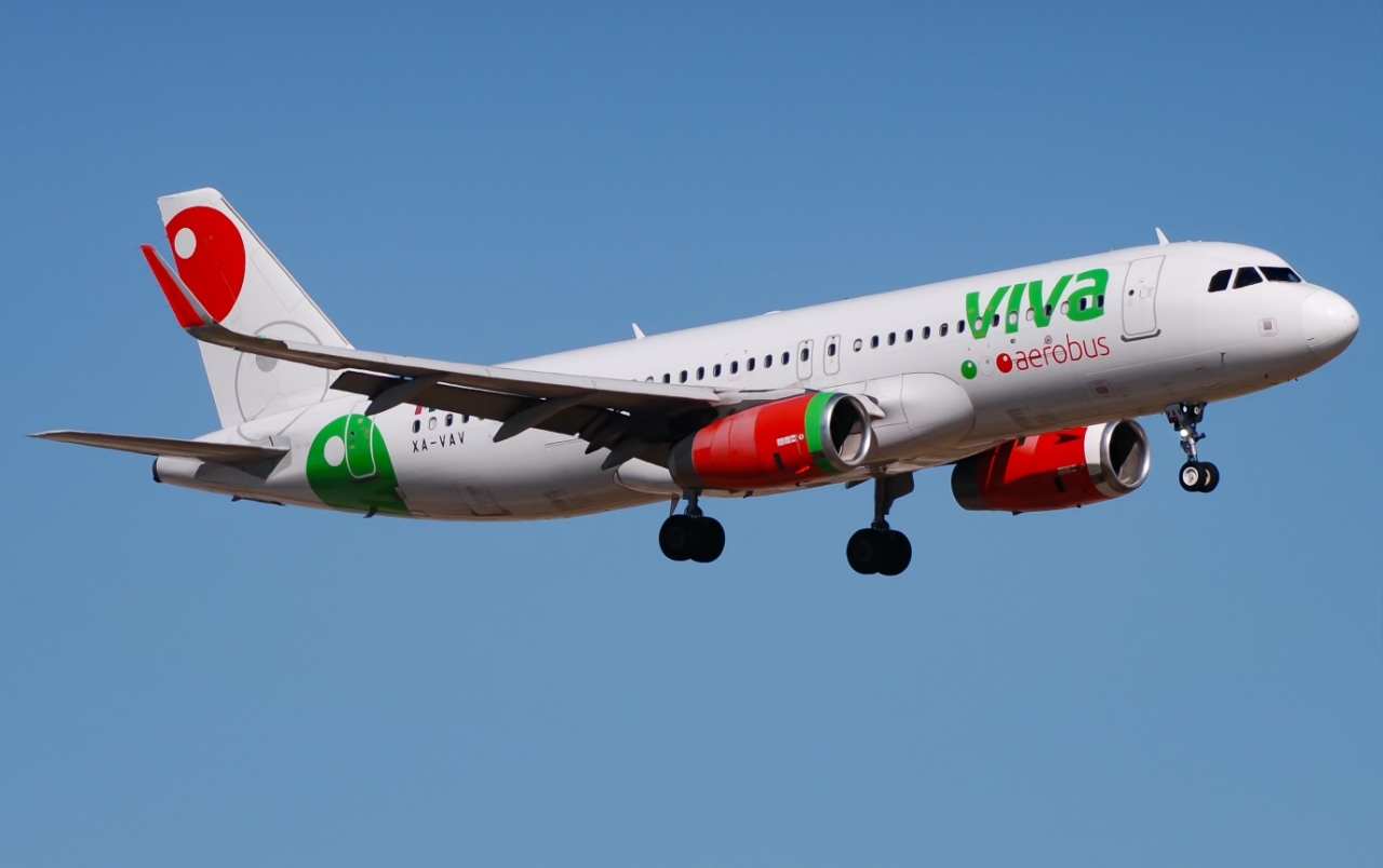 Full size: VivaAerobus Airbus A320 XA-VAV at Dallas-Fort Worth International Airport
