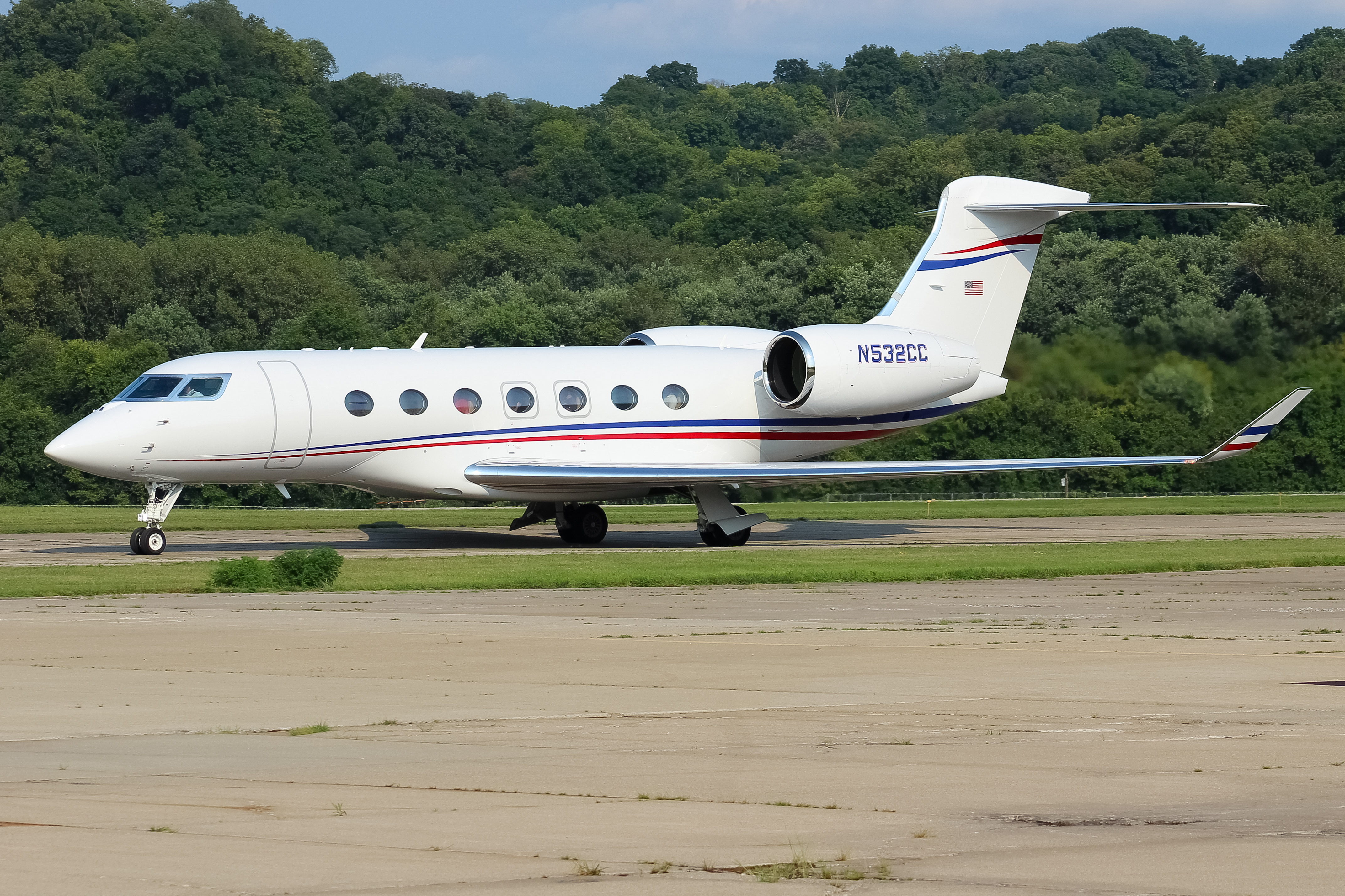 Full size: PRIVATE  Gulfstream G650 N532CC at Cincinnati Municipal Airport/Lunken Field