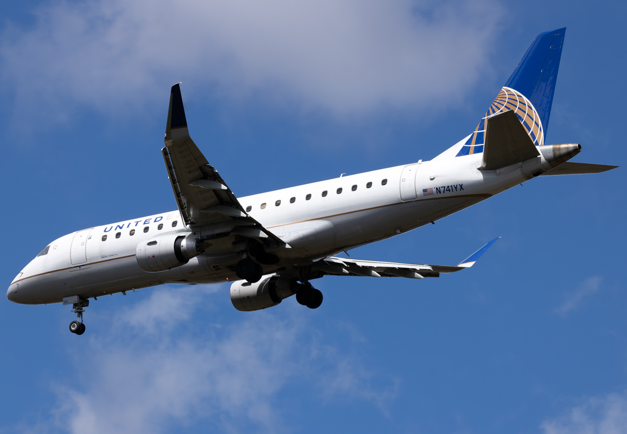 Full size: SkyWest Airlines Embraer E175 N741YX at Pittsburgh International Airport