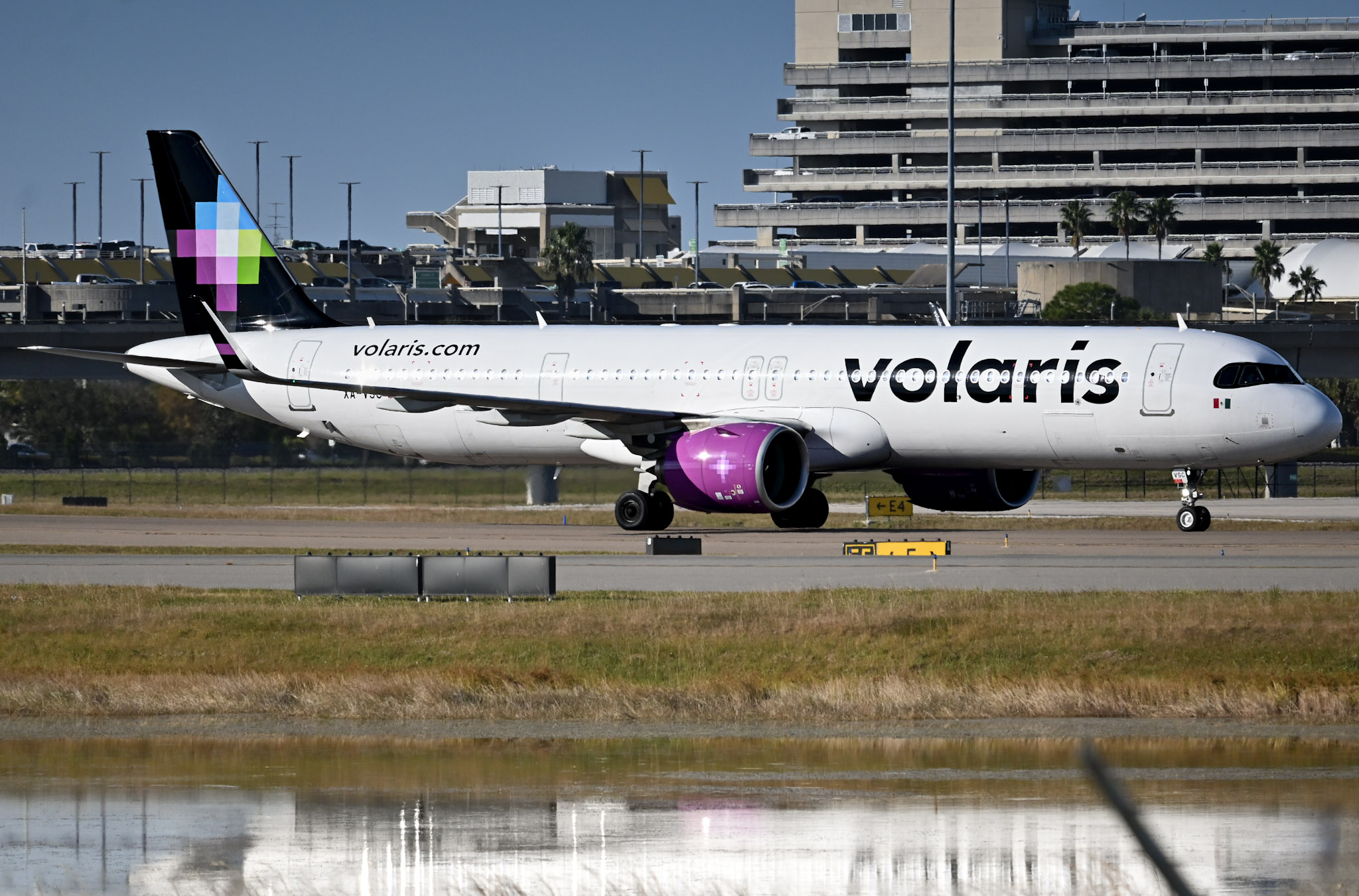 Full size: Volaris Airbus A321NEO XA-VSC at Orlando International Airport