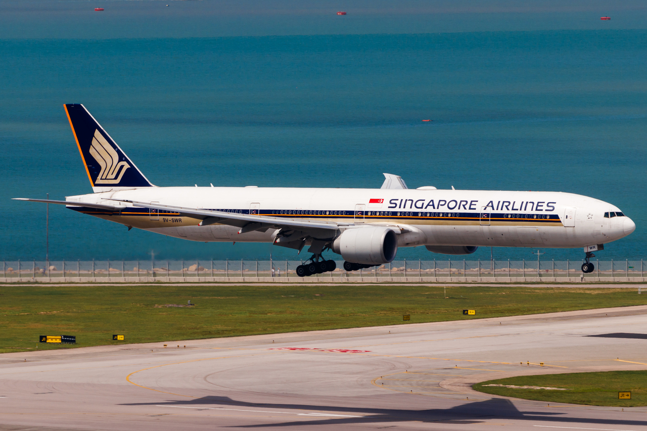 Full size: Singapore Airlines Boeing 777-300ER 9V-SWR at Hong Kong International Airport
