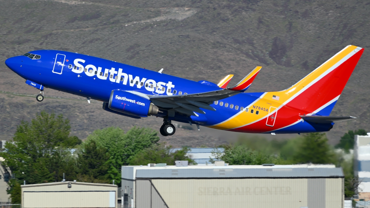 Full size: Southwest Airlines Boeing 737-700 N7845A at Reno/Tahoe International Airport