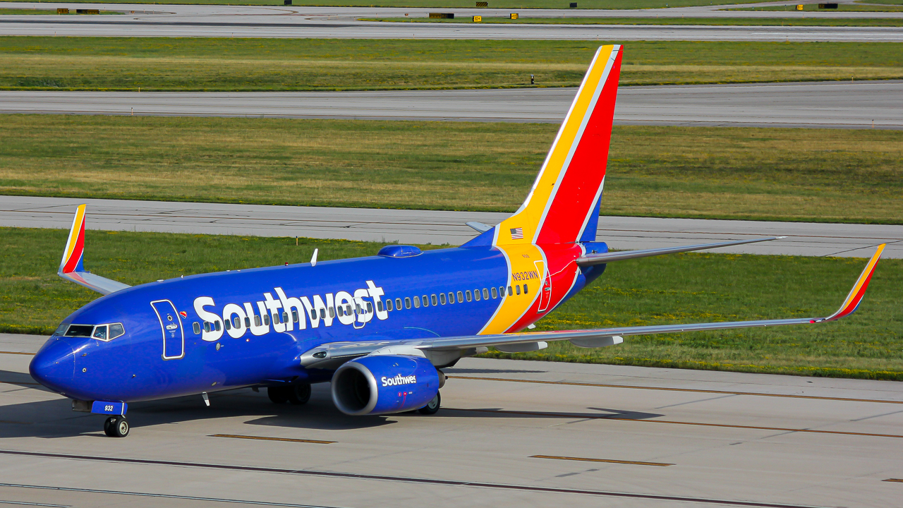 Full size: Southwest Airlines Boeing 737-700 N932WN at John Glenn Columbus International Airport
