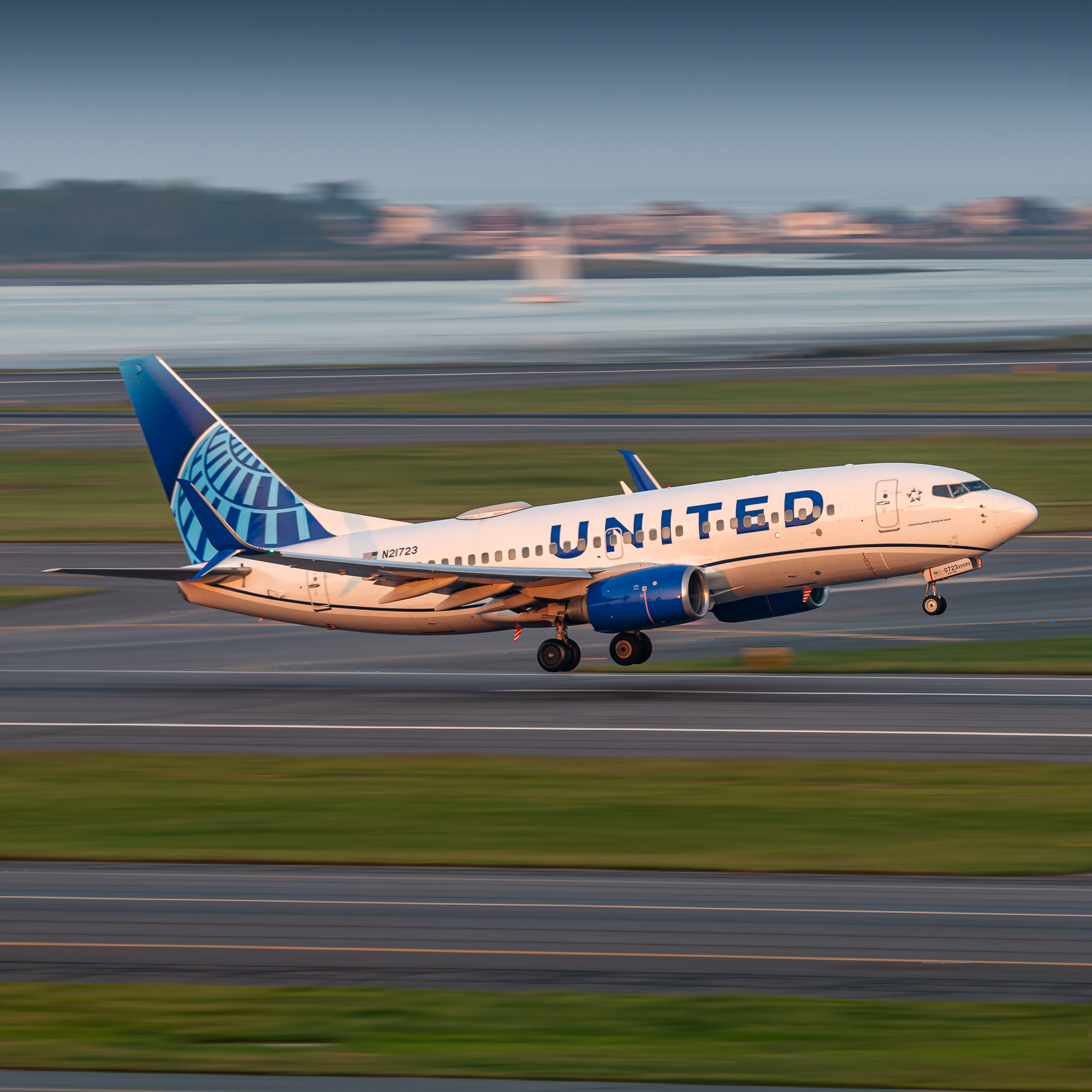 Full size: United Airlines Boeing 737-700 N21723 at General Edward Lawrence Logan International Airport