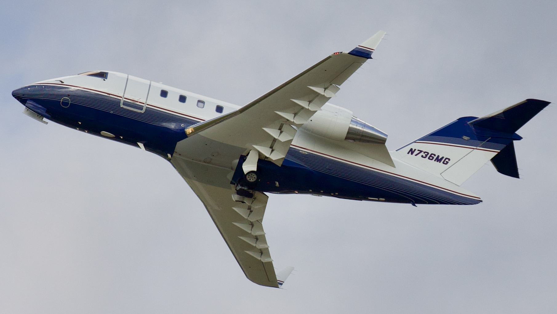 Full size: Executive Jet Management Bombardier Challenger 605 N736MG at Houston-George Bush Intercontinental Airport