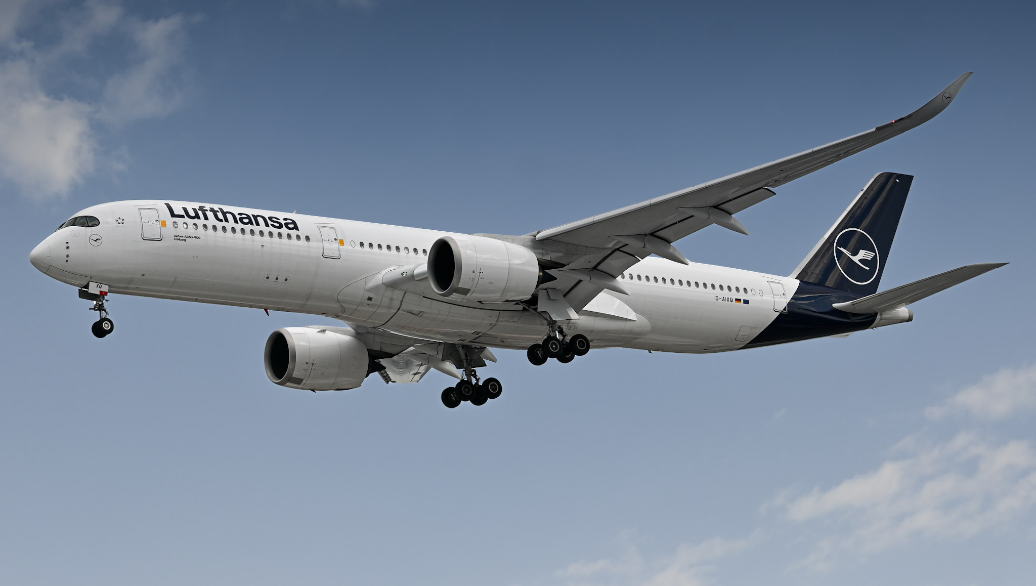 Full size: Lufthansa Airbus A350-900 D-AIXQ at Mexico City International Airport