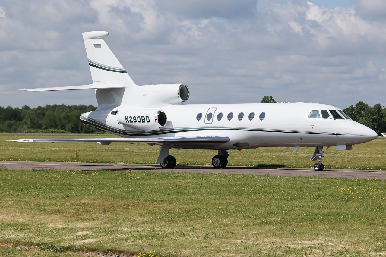 Full size: PRIVATE Dassault Falcon 50 N280BD at Oxford Waterbury Airport