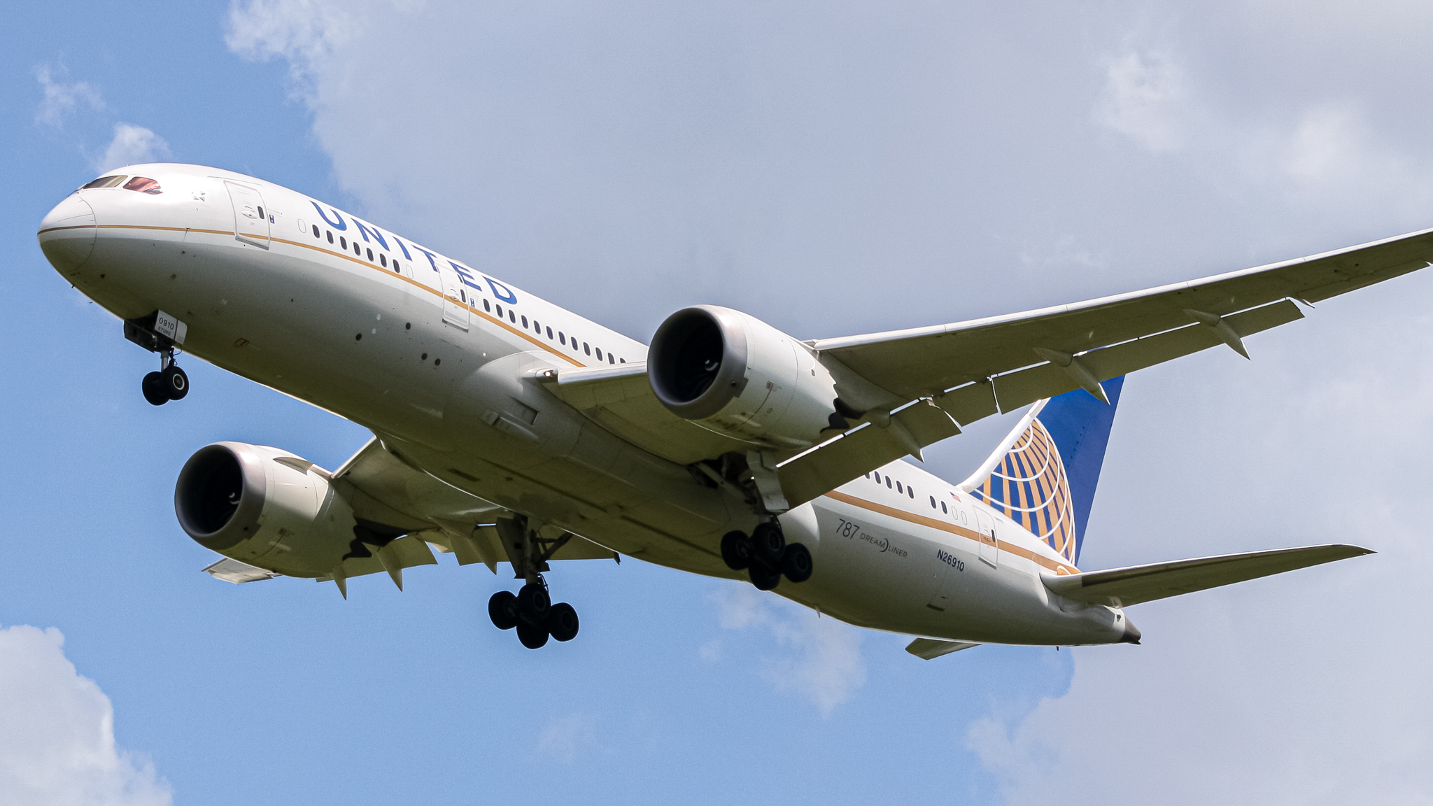 Full size: United Airlines Boeing 787-8 N26910 at Washington Dulles International Airport