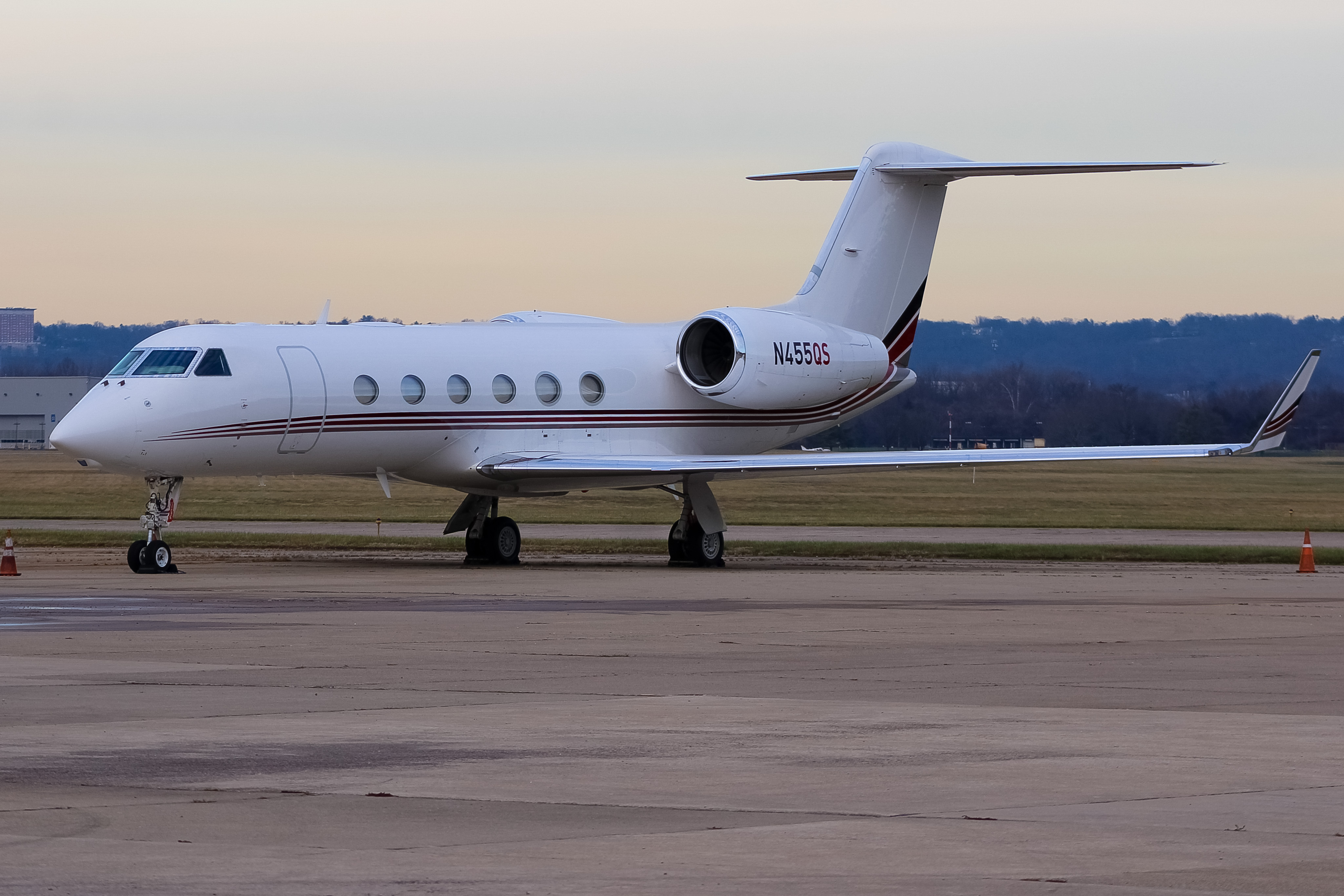 Full size: NetJets Gulfstream IV N455QS at Cincinnati Municipal Airport/Lunken Field