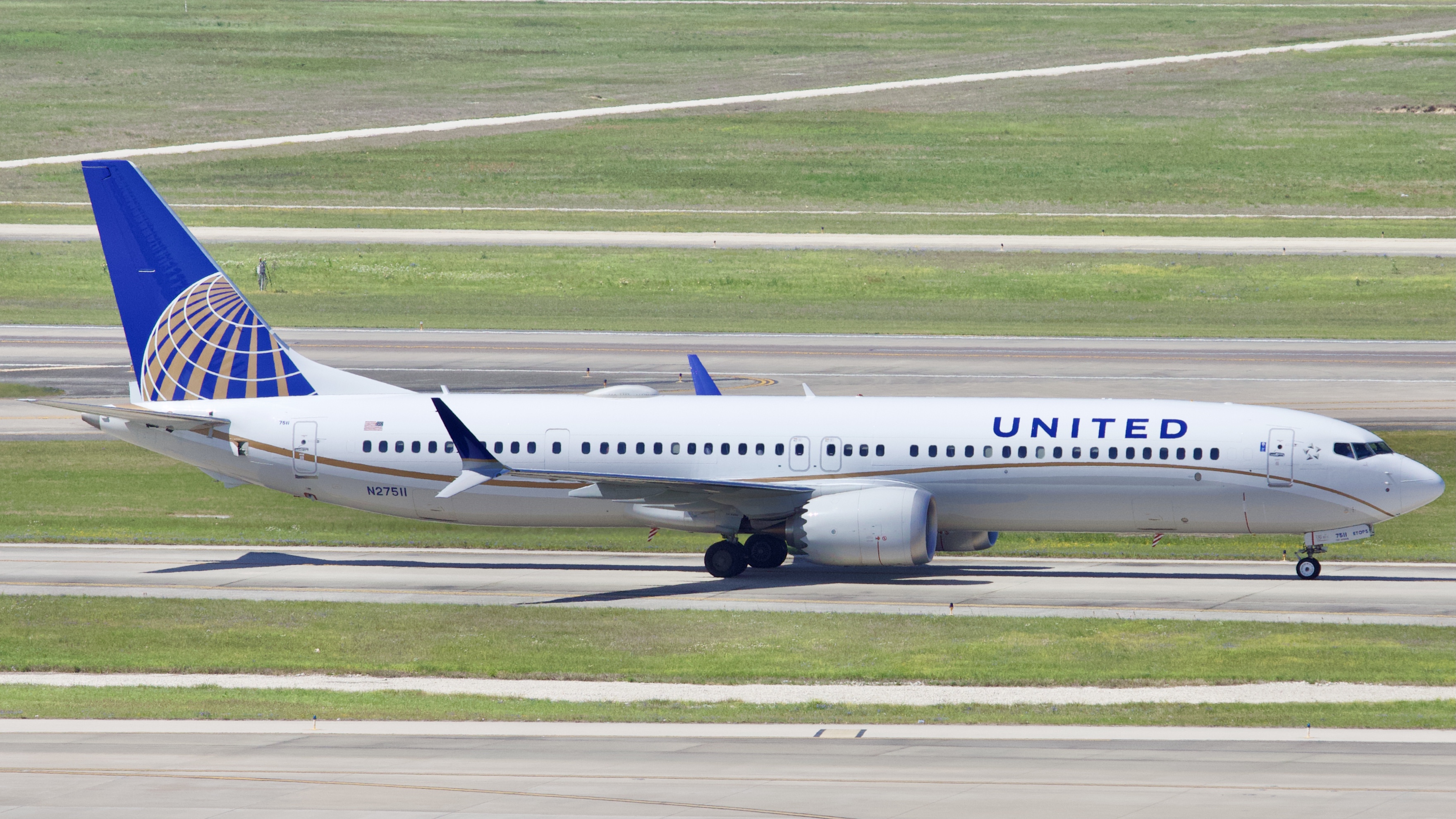 Full size: United Airlines Boeing 737 MAX 9 N27511 at Houston-George Bush Intercontinental Airport