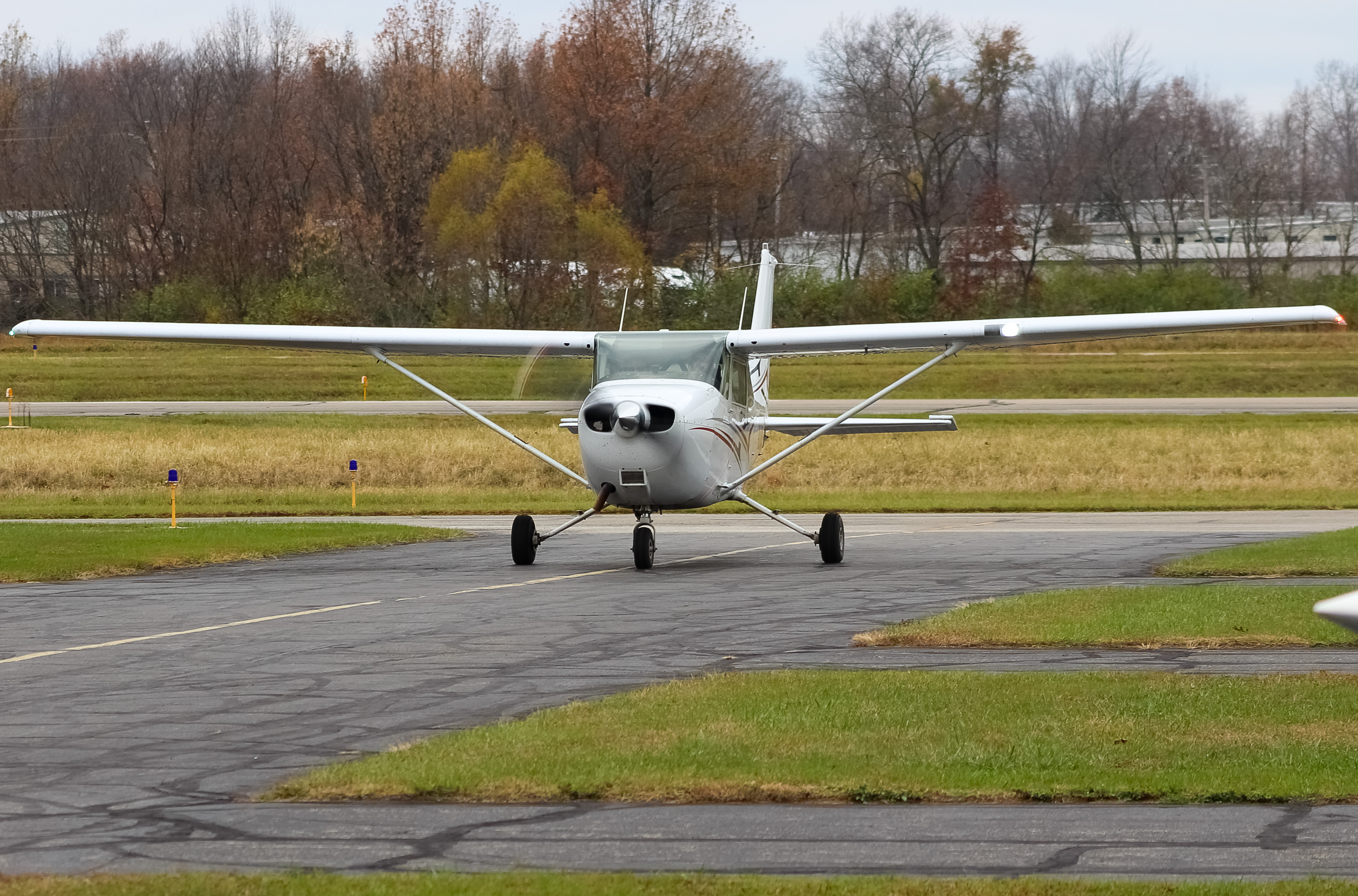 Full size: PRIVATE Cessna 172 N75860 at Clermont County Airport