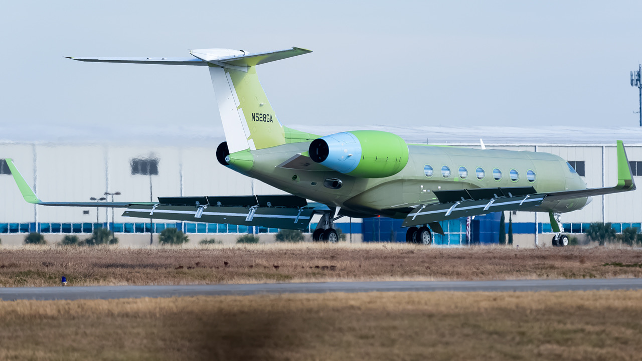 Full size: Gulfstream Aerospace  Gulfstream G550 N528GA at Savannah/Hilton Head International Airport