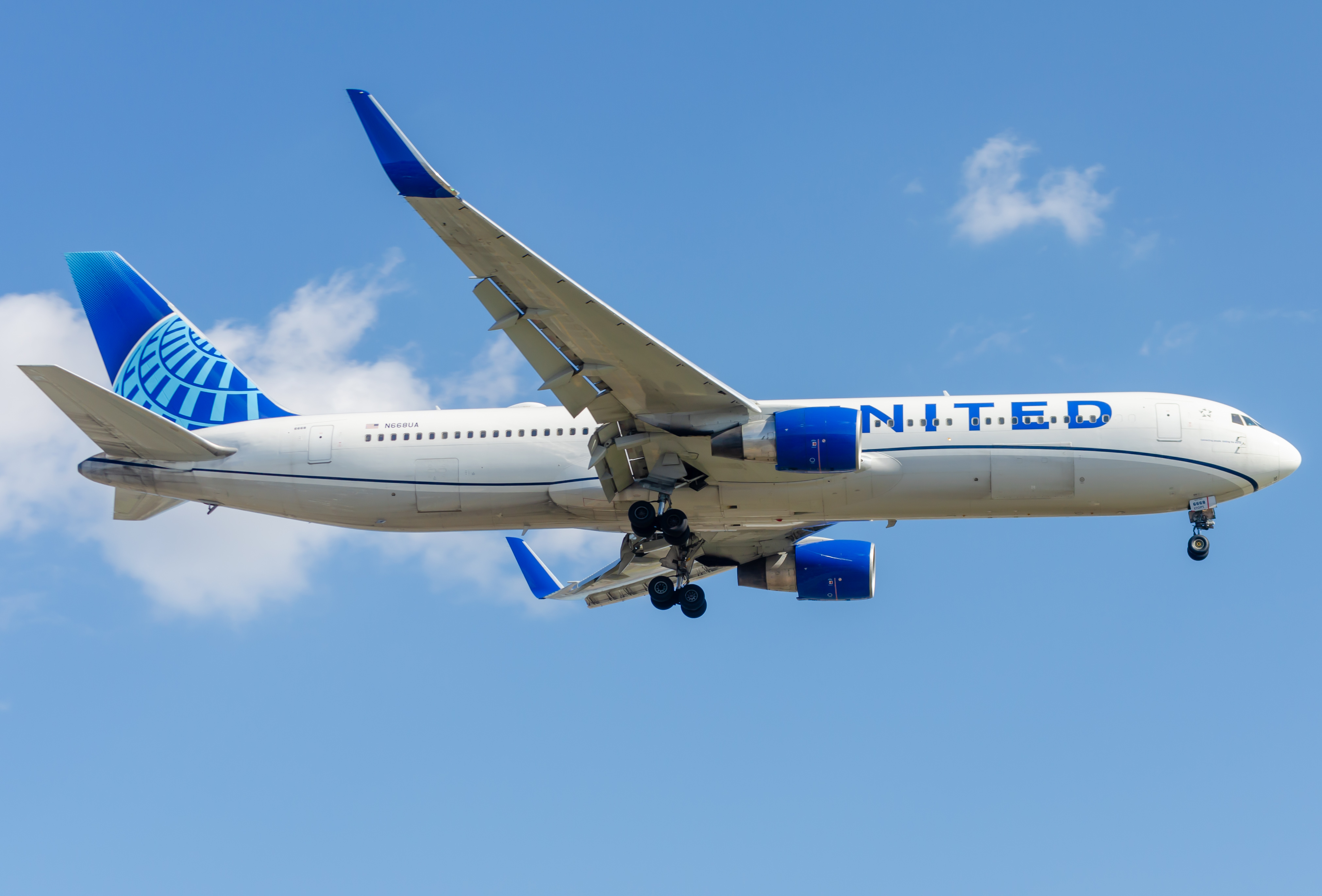 Full size: United Airlines Boeing 767-300ER N668UA at Newark Liberty International Airport