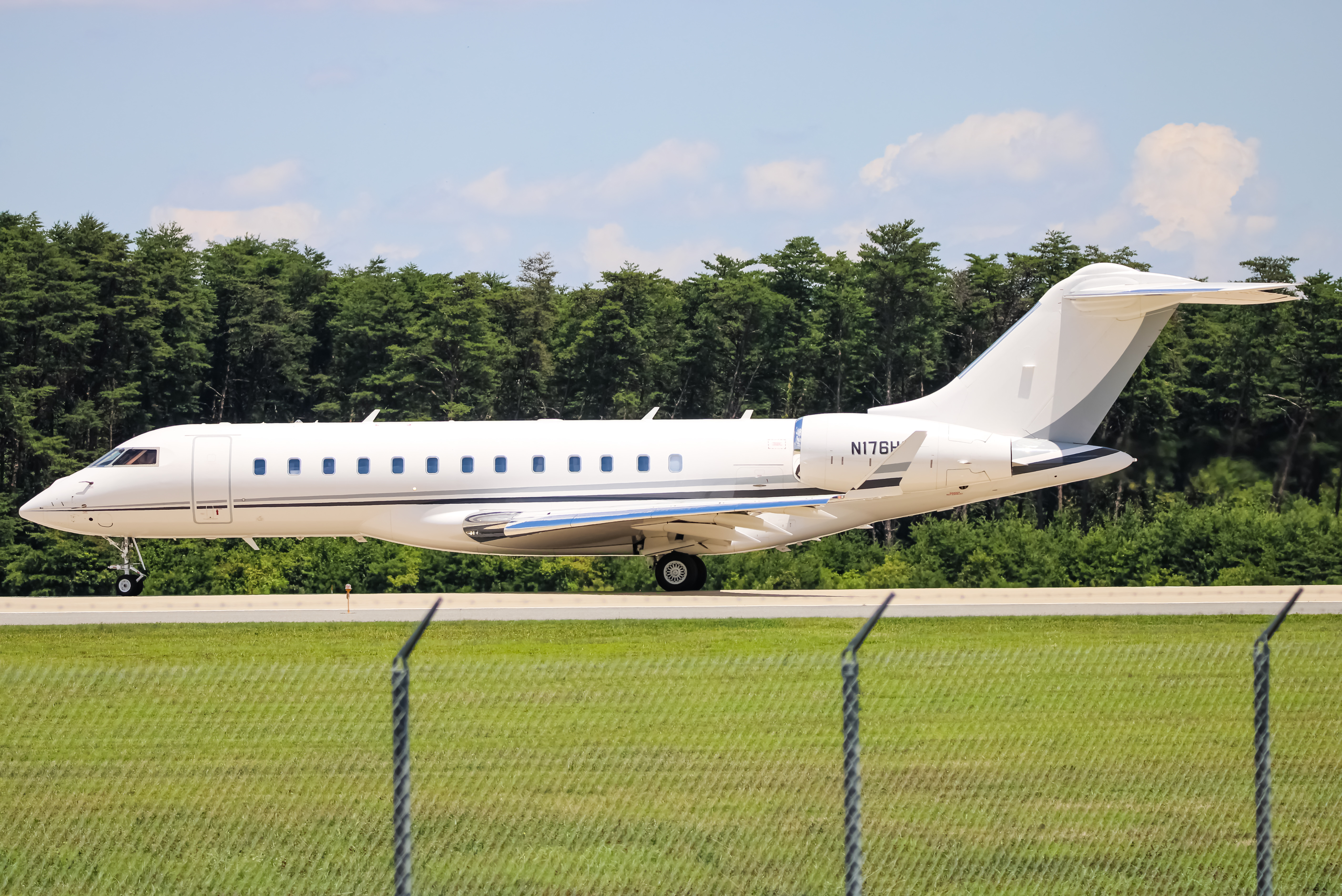 Full size: Executive Jet Management  Bombardier Global 6000 N176HS at Baltimore/Washington International Thurgood Marshall Airport