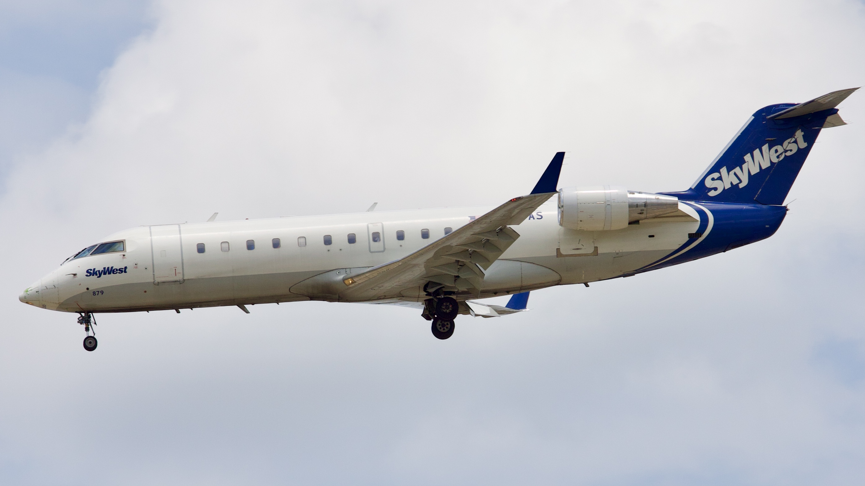 Full size: SkyWest Airlines Mitsubishi CRJ-200 N879AS at Houston-George Bush Intercontinental Airport