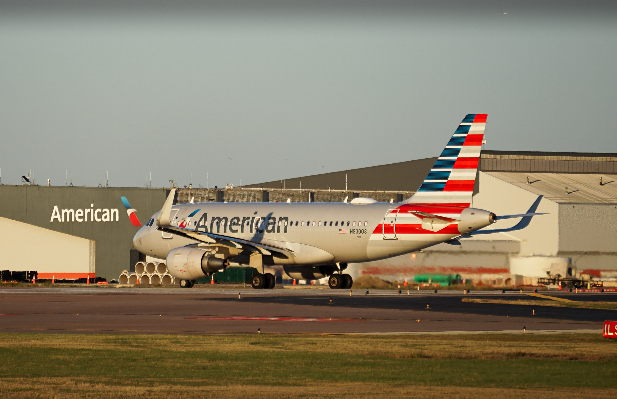 Full size: American Airlines Airbus A319 N93003 at Dallas-Fort Worth International Airport