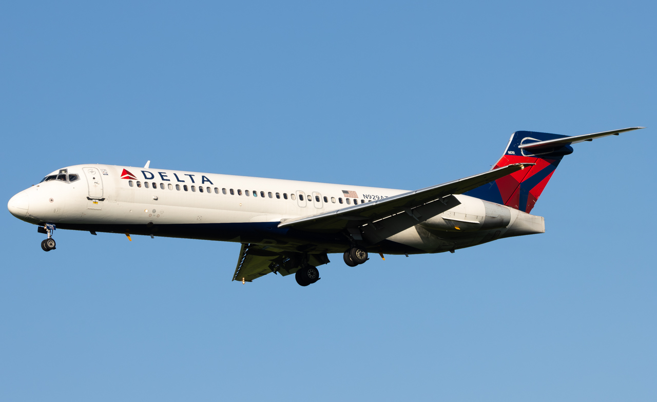 Full size: Delta Airlines Boeing 717-200 N929AT at Pittsburgh International Airport
