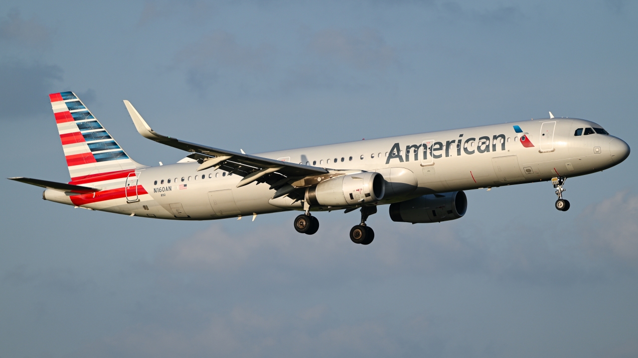 Full size: American Airlines Airbus A321-200 N160AN at Dallas-Fort Worth International Airport