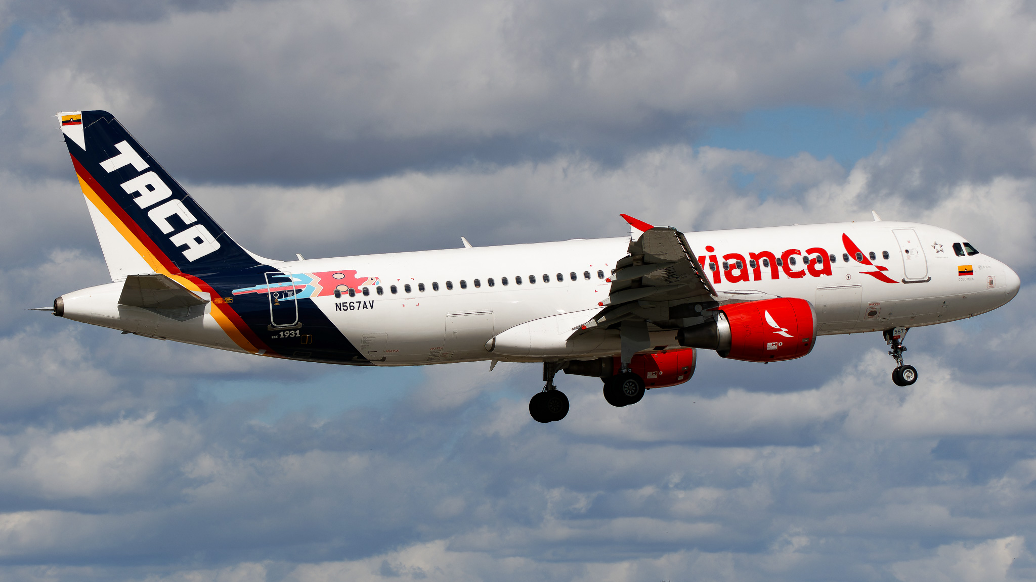 Full size: Avianca Airbus A320 N567AV at Miami International Airport