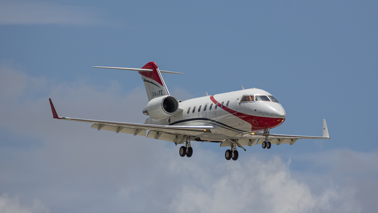 Full size: PRIVATE Bombardier Challenger 605 XA-LPZ at Miami International Airport