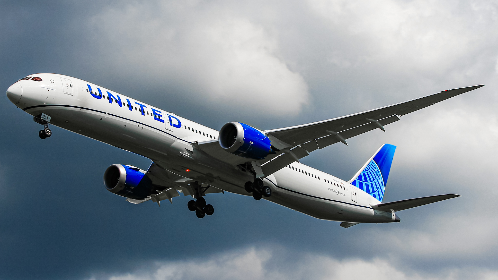 Full size: United Airlines Boeing 787-10 N14011 at Washington Dulles International Airport