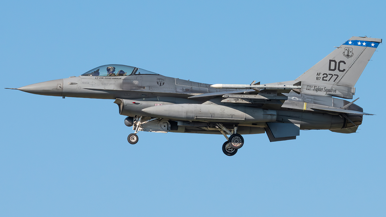 Full size: USAF - United States Air Force General Dynamics F-16 Fighting Falcon 87-0277 at Joint Base Andrews