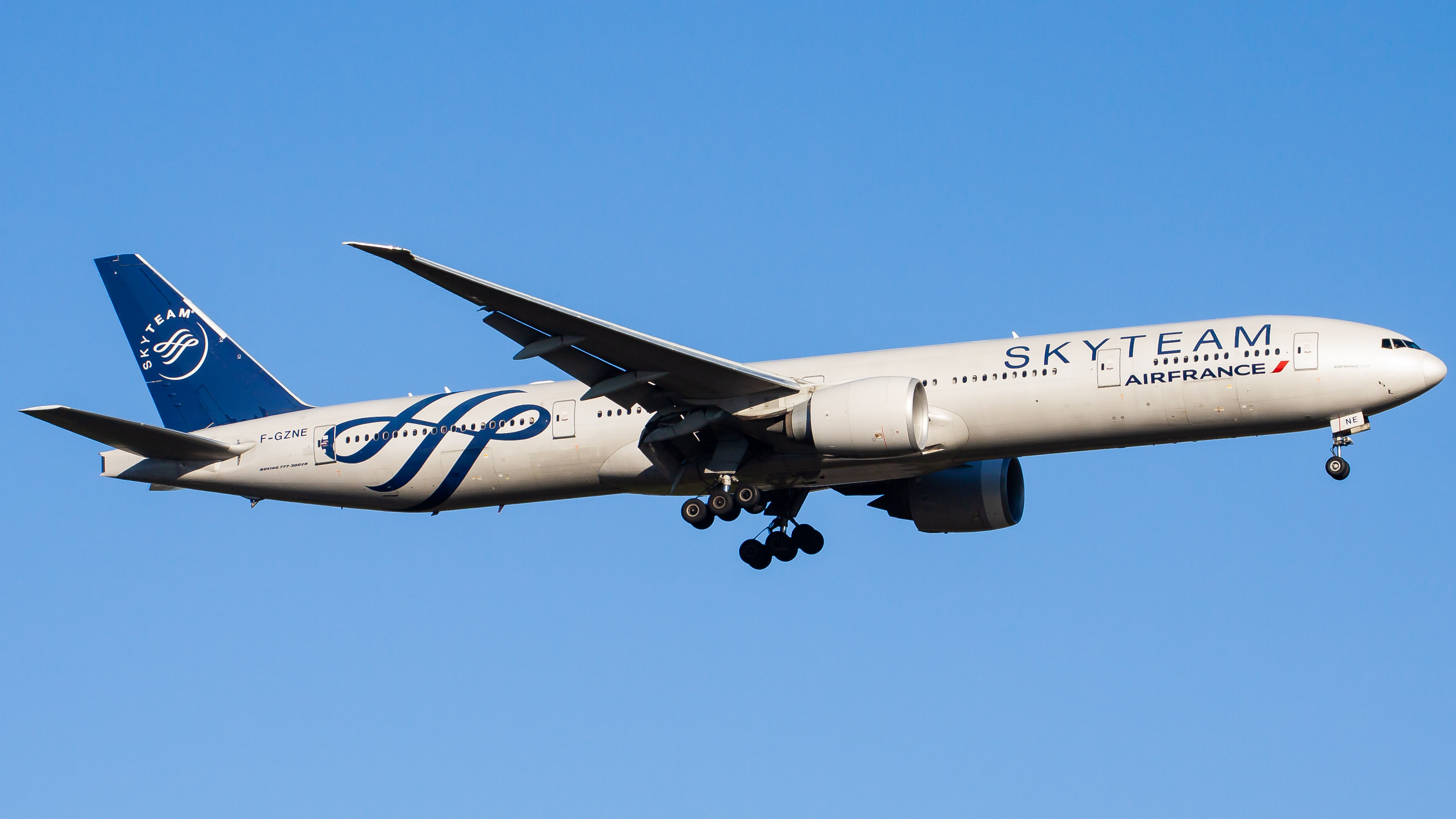 Full size: Air France Boeing 777-300ER F-GZNE at Washington Dulles International Airport