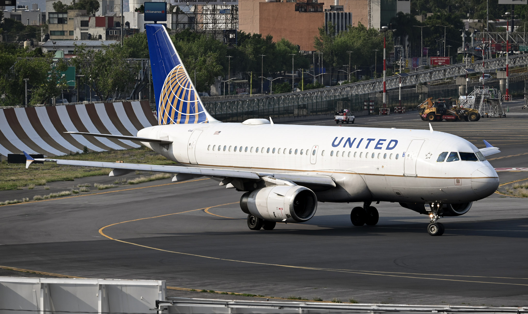 Full size: United Airlines Airbus A319 N840UA at Mexico City International Airport