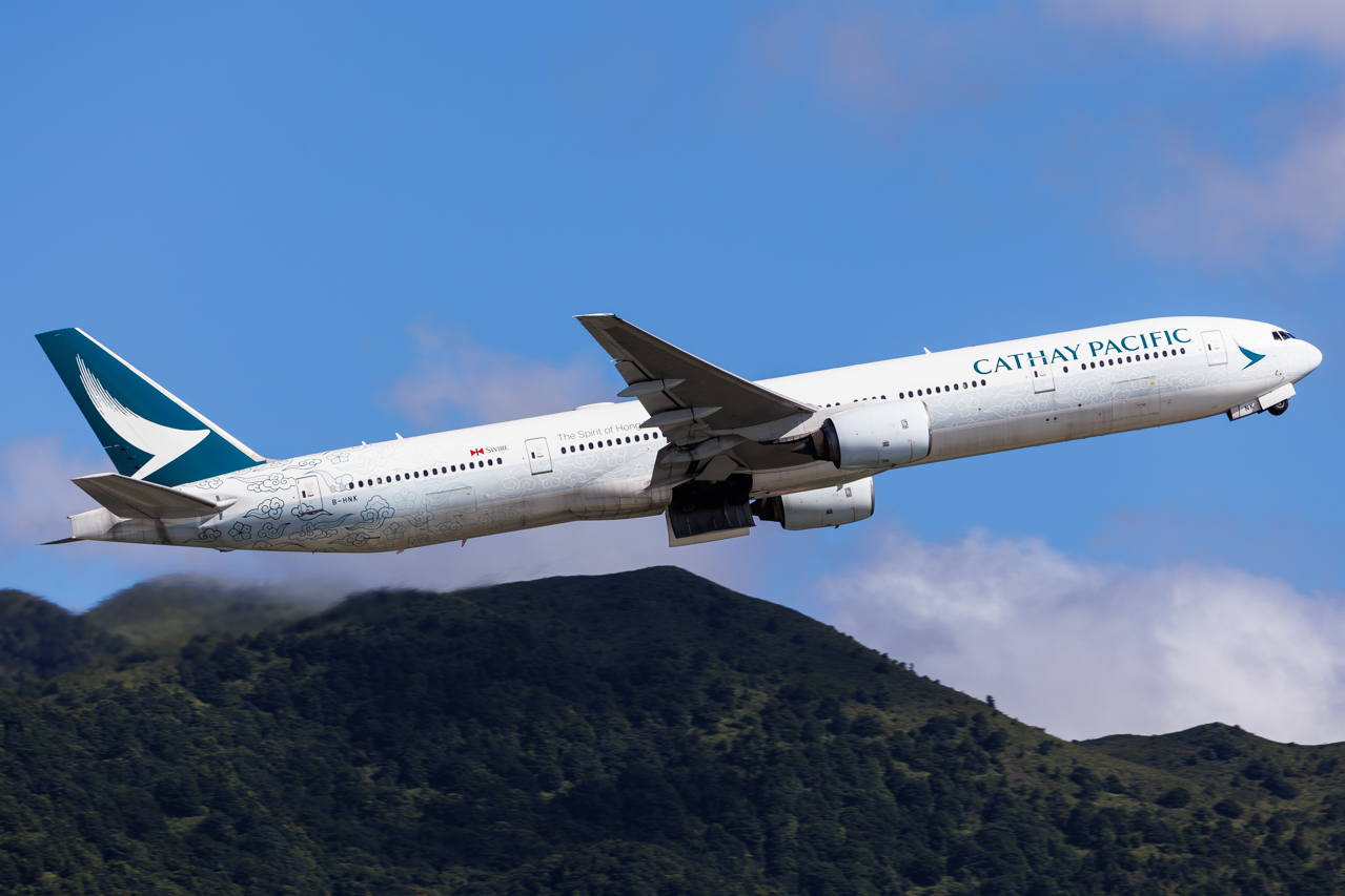 Full size: Cathay Pacific Boeing 777-300 B-HNK at Hong Kong International Airport