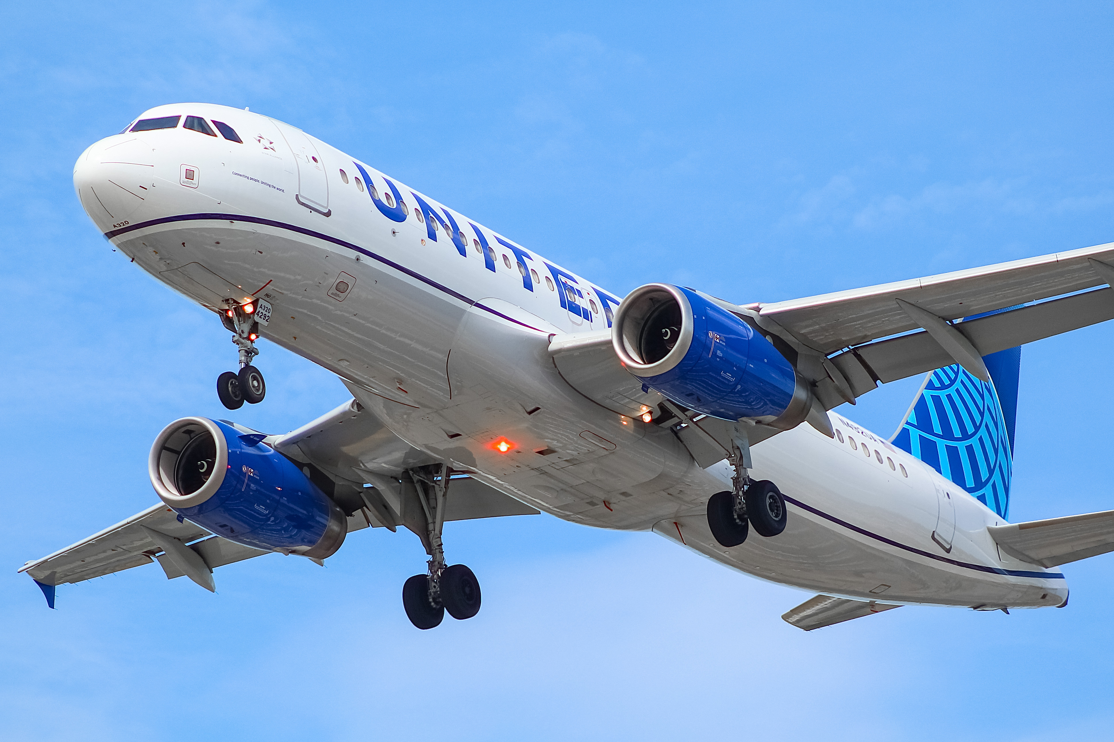 Full size: United Airlines Airbus A320 N492UA at Chicago O'Hare International Airport