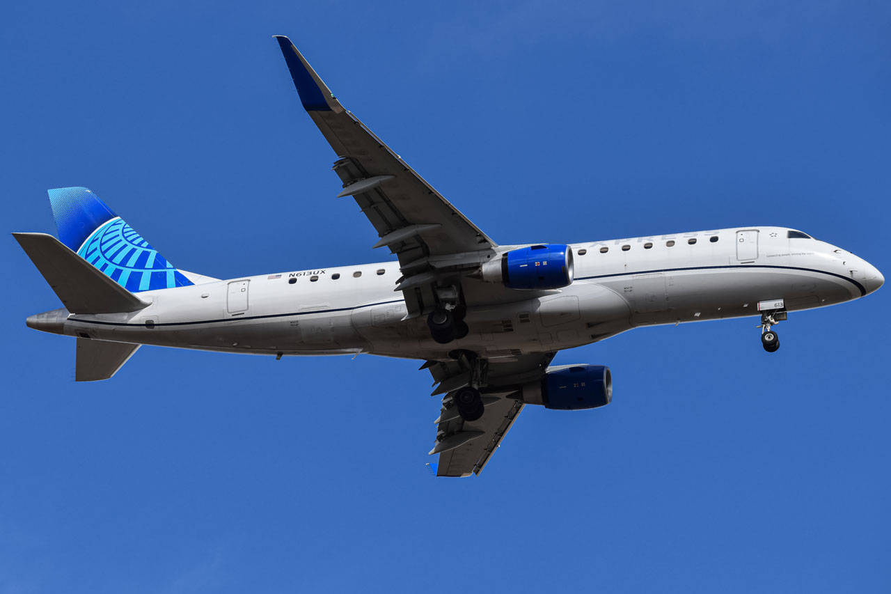 Full size: United Airlines Embraer E175 N613UX at Denver International Airport