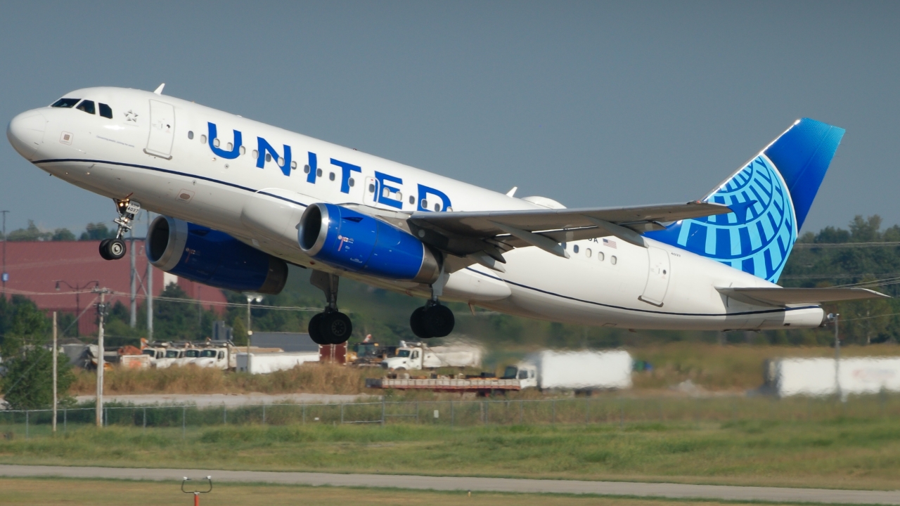 Full size: United Airlines Airbus A319 N837UA at Will Rogers World Airport