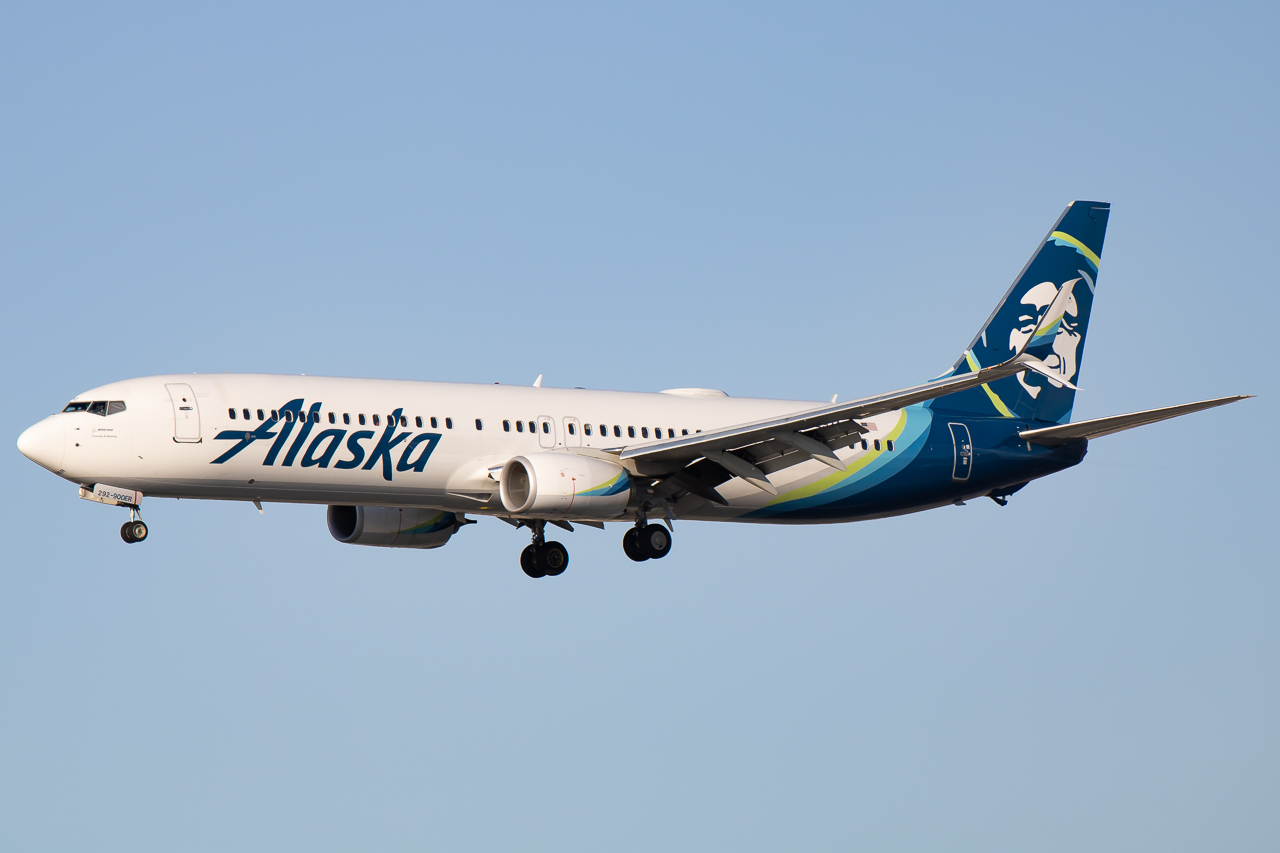 Full size: Alaska Airlines Boeing 737-900ER N292AK at San Diego International Airport
