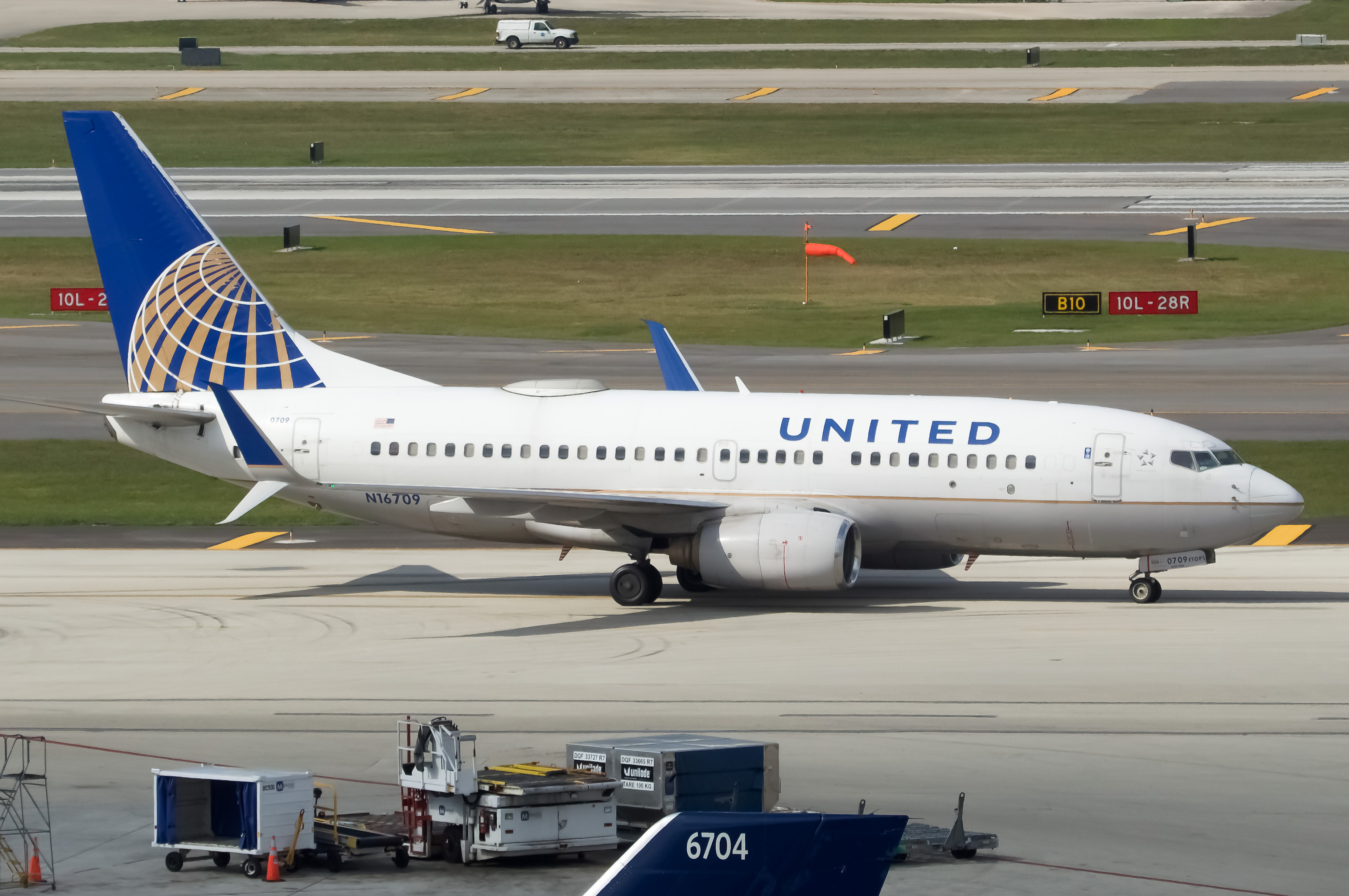 Full size: United Airlines Boeing 737-700 N16709 at Fort Lauderdale/Hollywood International Airport