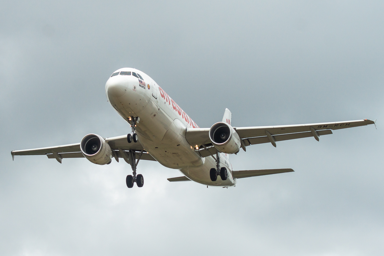 Full size: AirAsia Airbus A320 9M-RCH at Kota Bharu Sultan Ismail Petra Airport