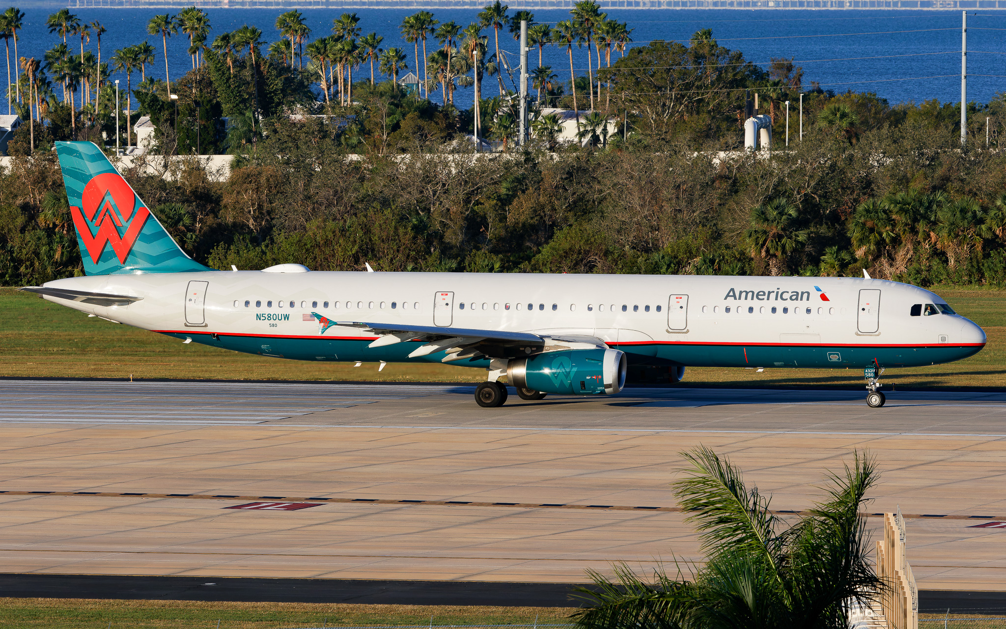 Full size: American Airlines Airbus A321-200 N580UW at Tampa International Airport