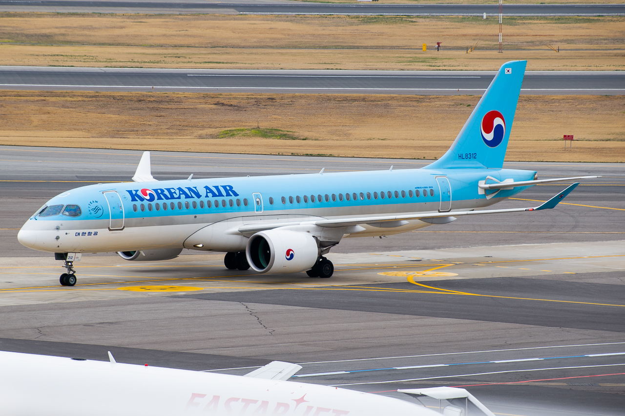 Full size: Korean Air Airbus A220-300 HL8312 at Seoul-Gimpo International Airport