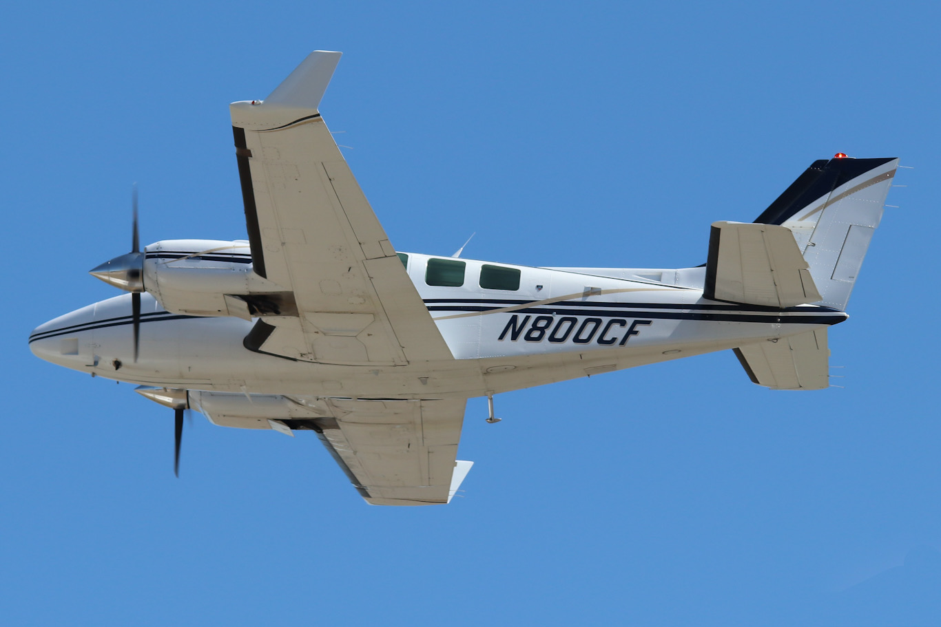 Full size: PRIVATE Beechcraft 58 Baron  N800CF at York Airport