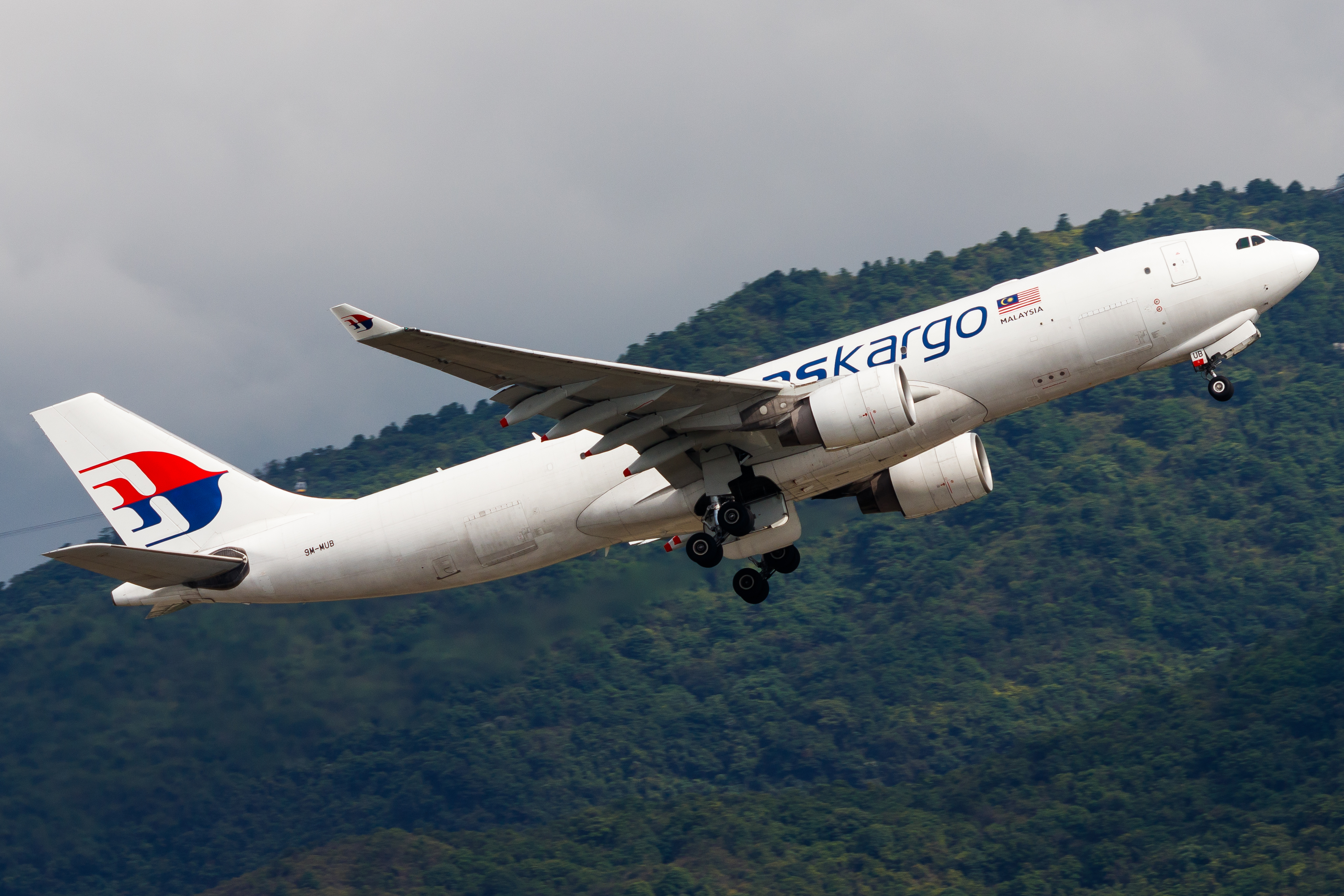 Full size: Malaysia Airlines Airbus A330-200 9M-MUB at Hong Kong International Airport