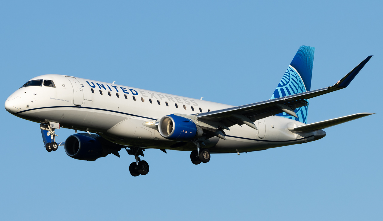 Full size: United Express Embraer E175 N765YX at Pittsburgh International Airport