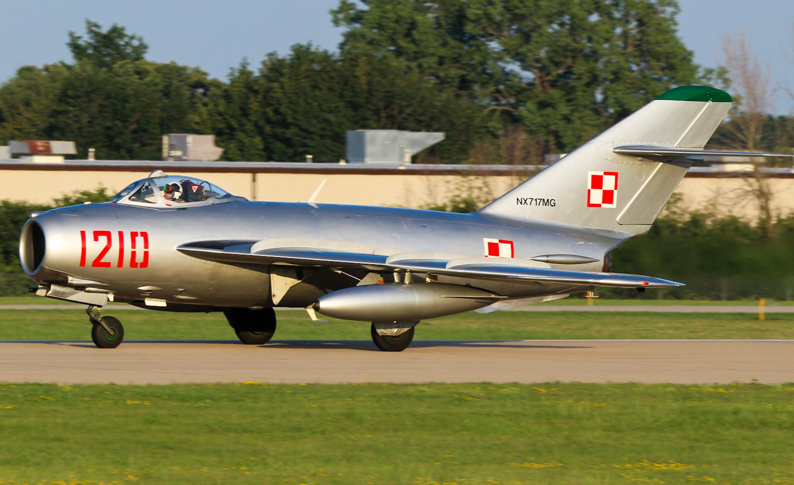 Full size: PRIVATE Mikoyan-Gurevich MiG-17 N717MG at Wittman Regional Airport