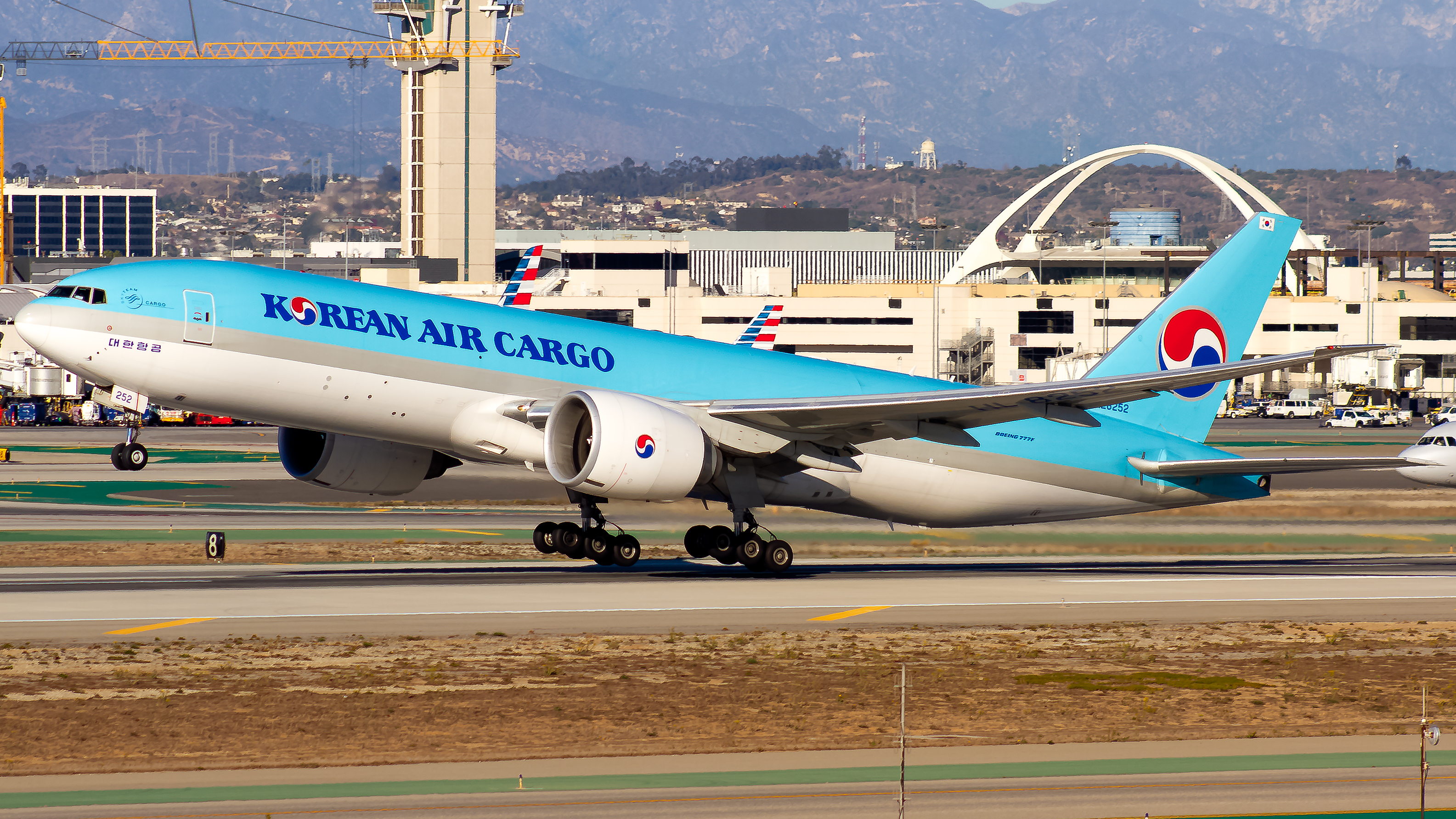 Full size: Korean Air Cargo Boeing 777-200F HL8252 at Los Angeles International Airport