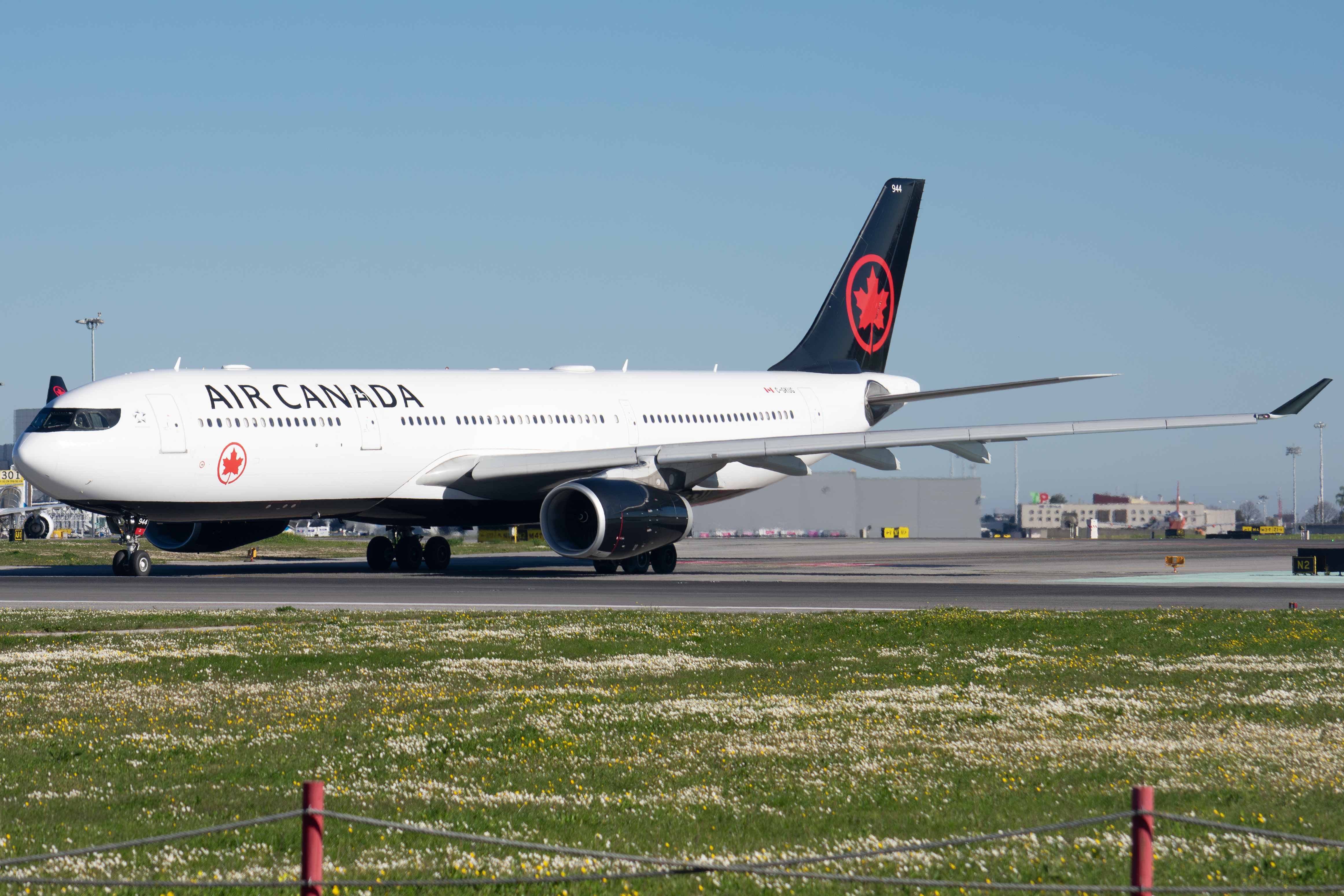Full size: Air Canada Airbus A330-300 C-GKUG at Lisbon Humberto Delgado Airport