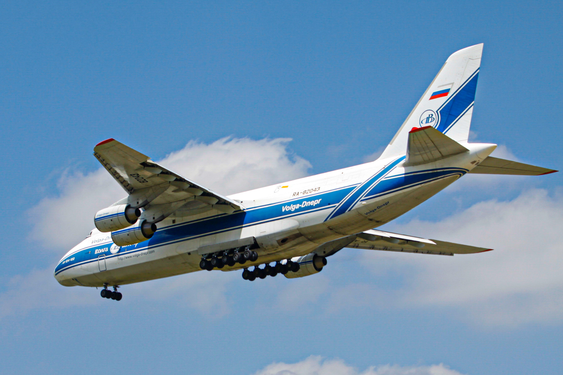 Full size: Volga-Dnepr Airlines Antonov An-124 RA-82043 at Houston-George Bush Intercontinental Airport