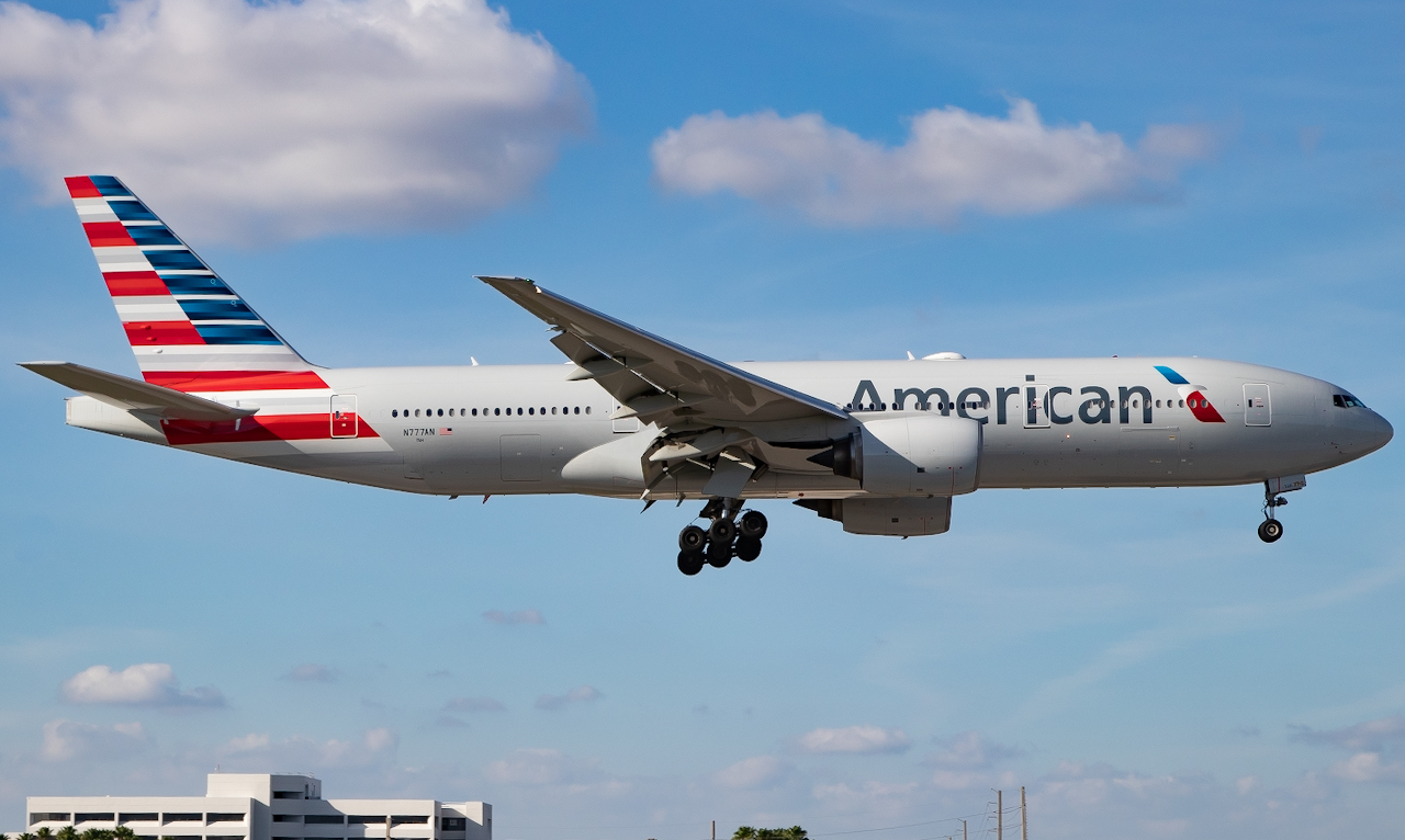 Full size: American Airlines Boeing 777-200ER N777AN  at Miami International Airport