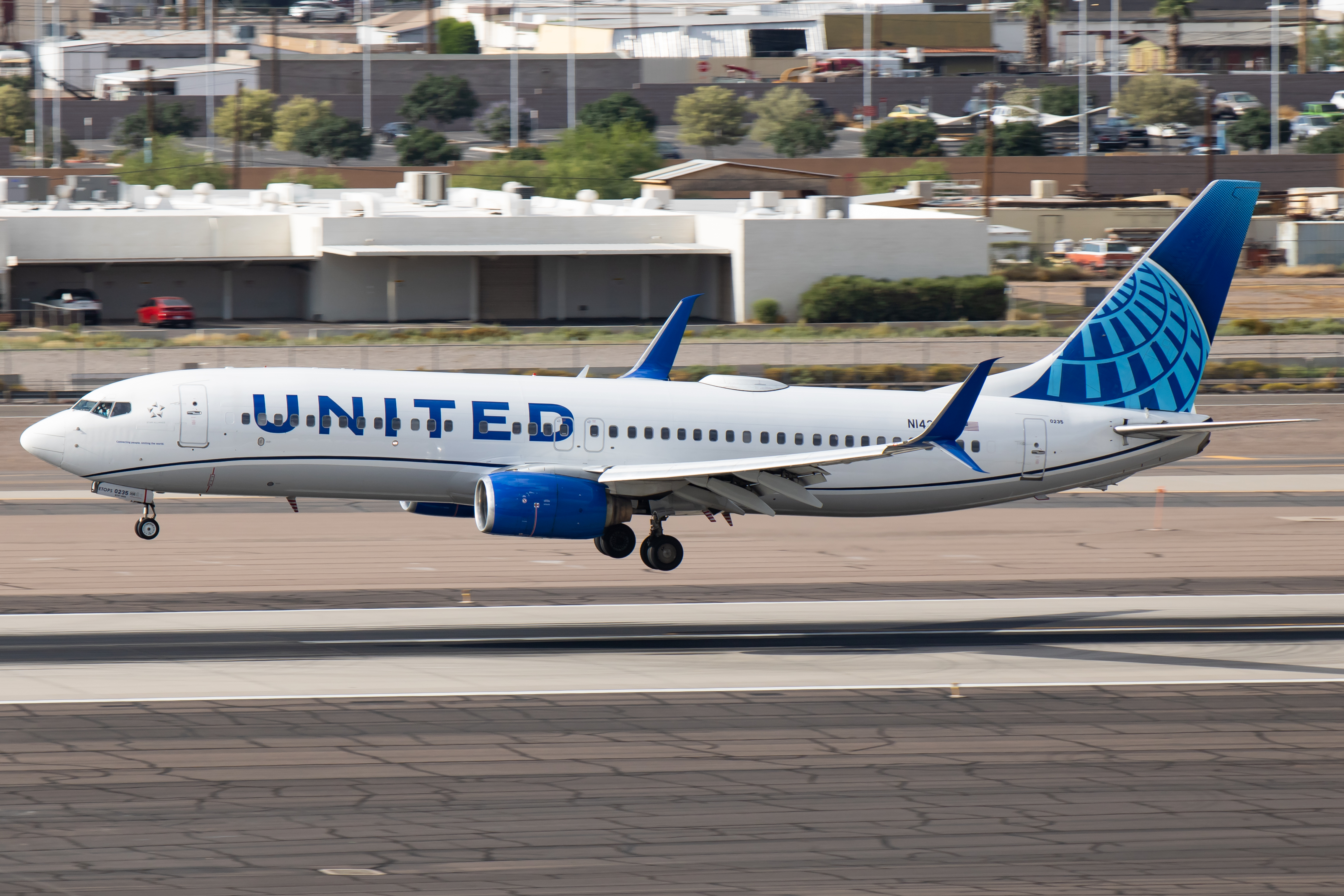 Full size: United Airlines Boeing 737-800 N14235 at Phoenix Sky Harbor International Airport