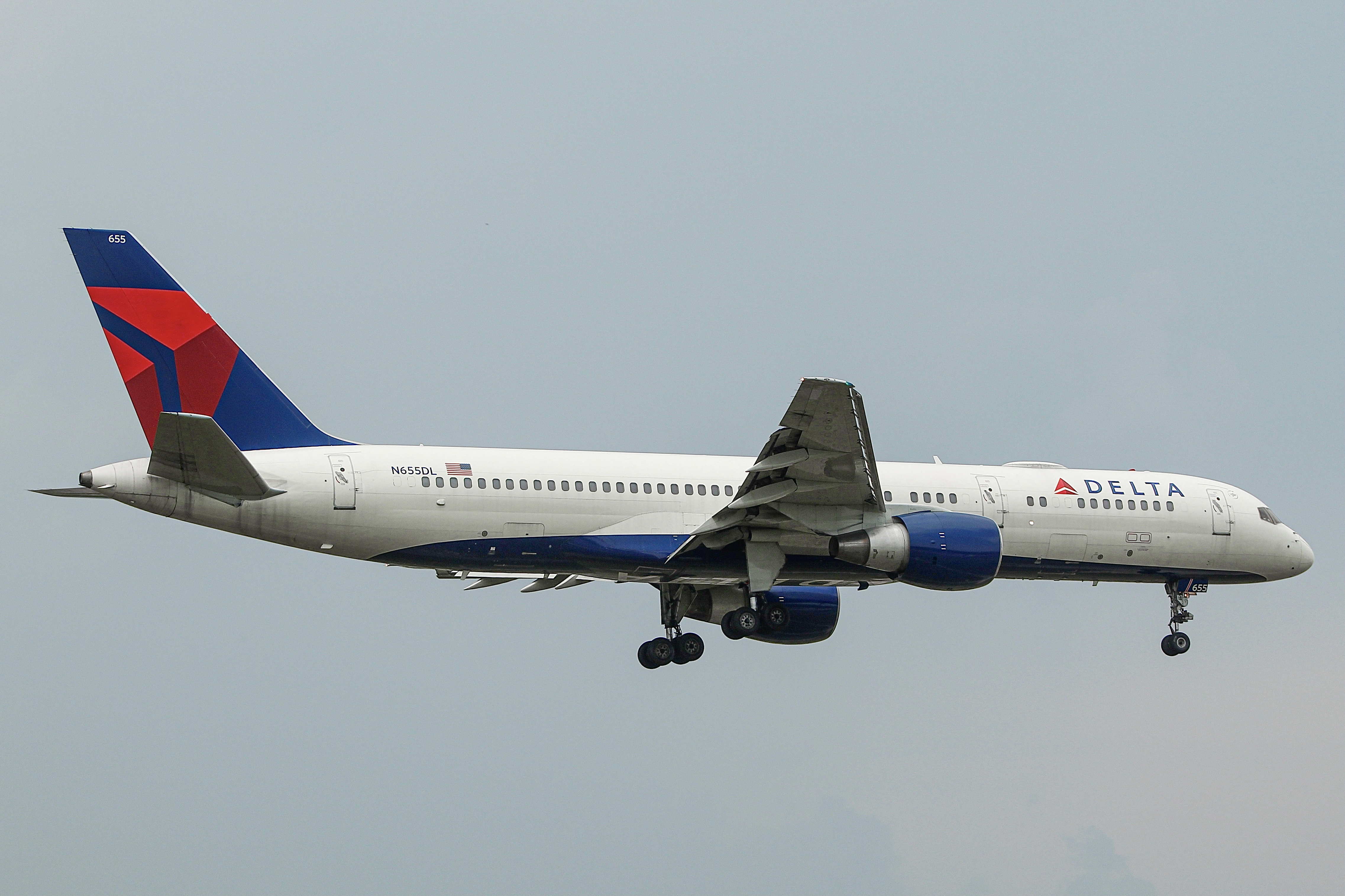 Full size: Delta Airlines Boeing 757-200 N655DL at General Mitchell International Airport
